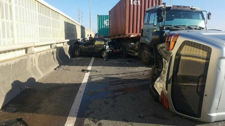 西濱快速道路南下156.1公里處梧棲路段連環撞，造成3人輕傷送醫。（警方提供）