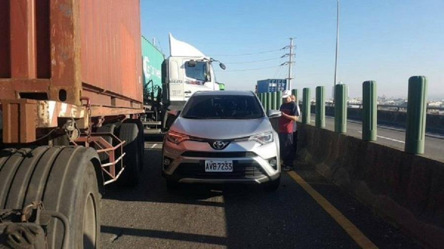 西濱快速道路南下156.1公里處梧棲路段連環撞，影響交通。（警方提供）