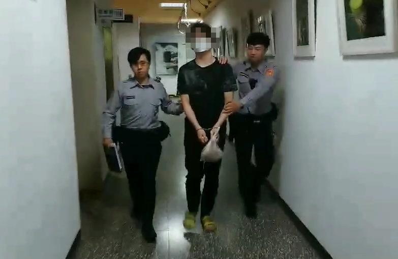 陳男告白邀約遭拒,竟徒手毆打女店員及店長。(翻攝畫面)