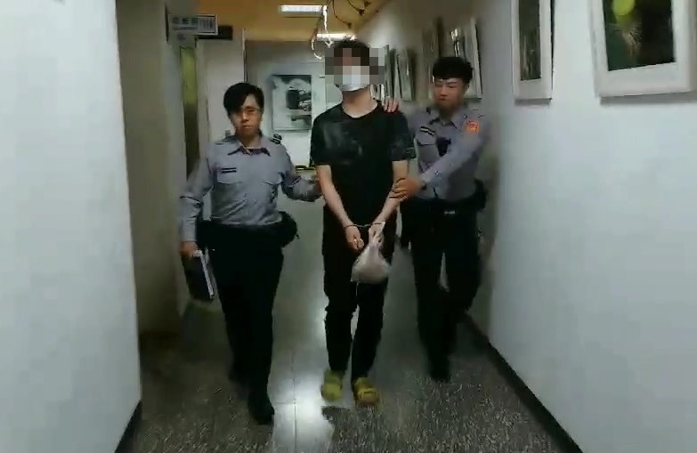 陳男告白邀約遭拒，竟徒手毆打女店員及店長。（翻攝畫面）