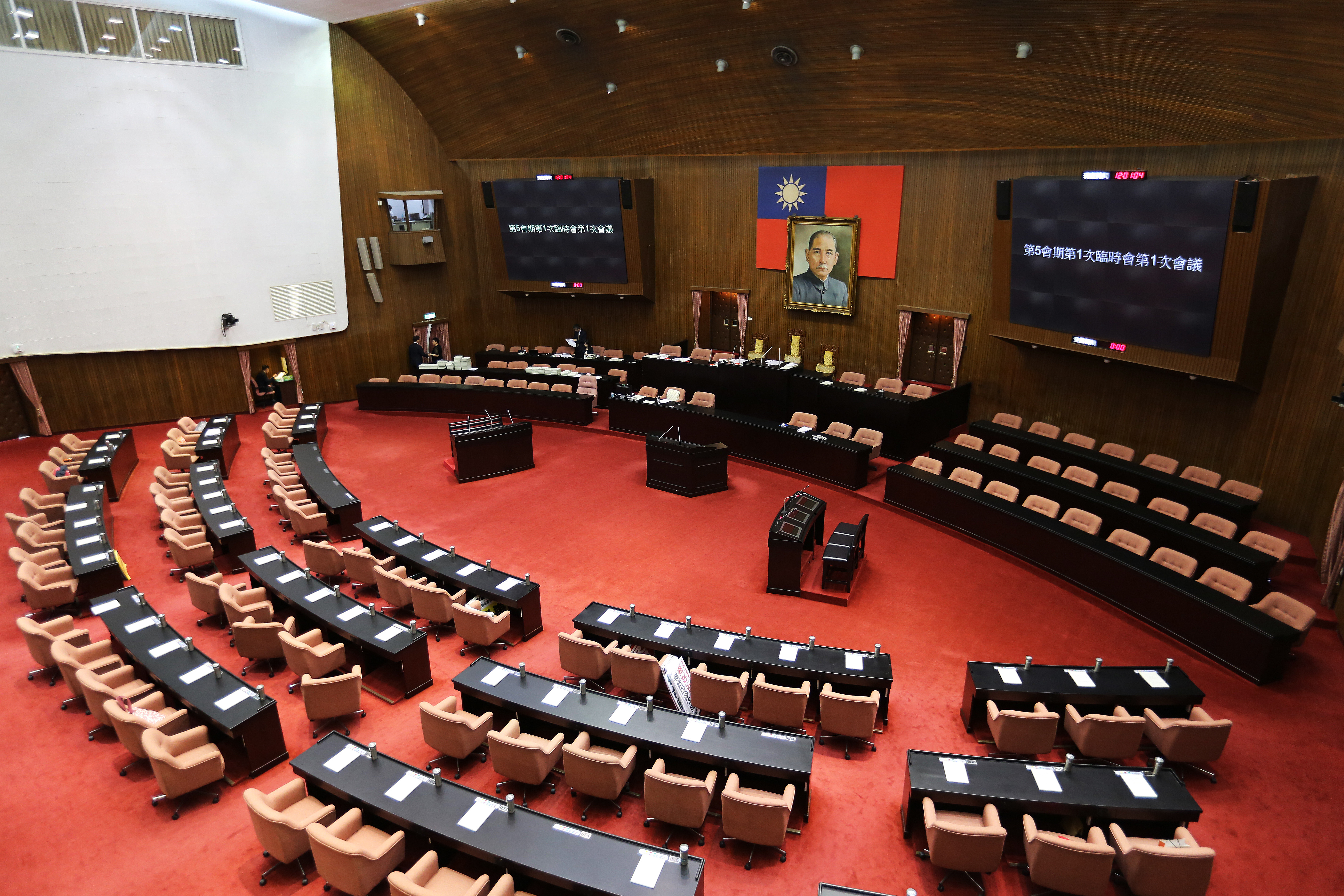 就業服務法修正案於11月30日上路，卻發現有立委徵才未標明薪資。