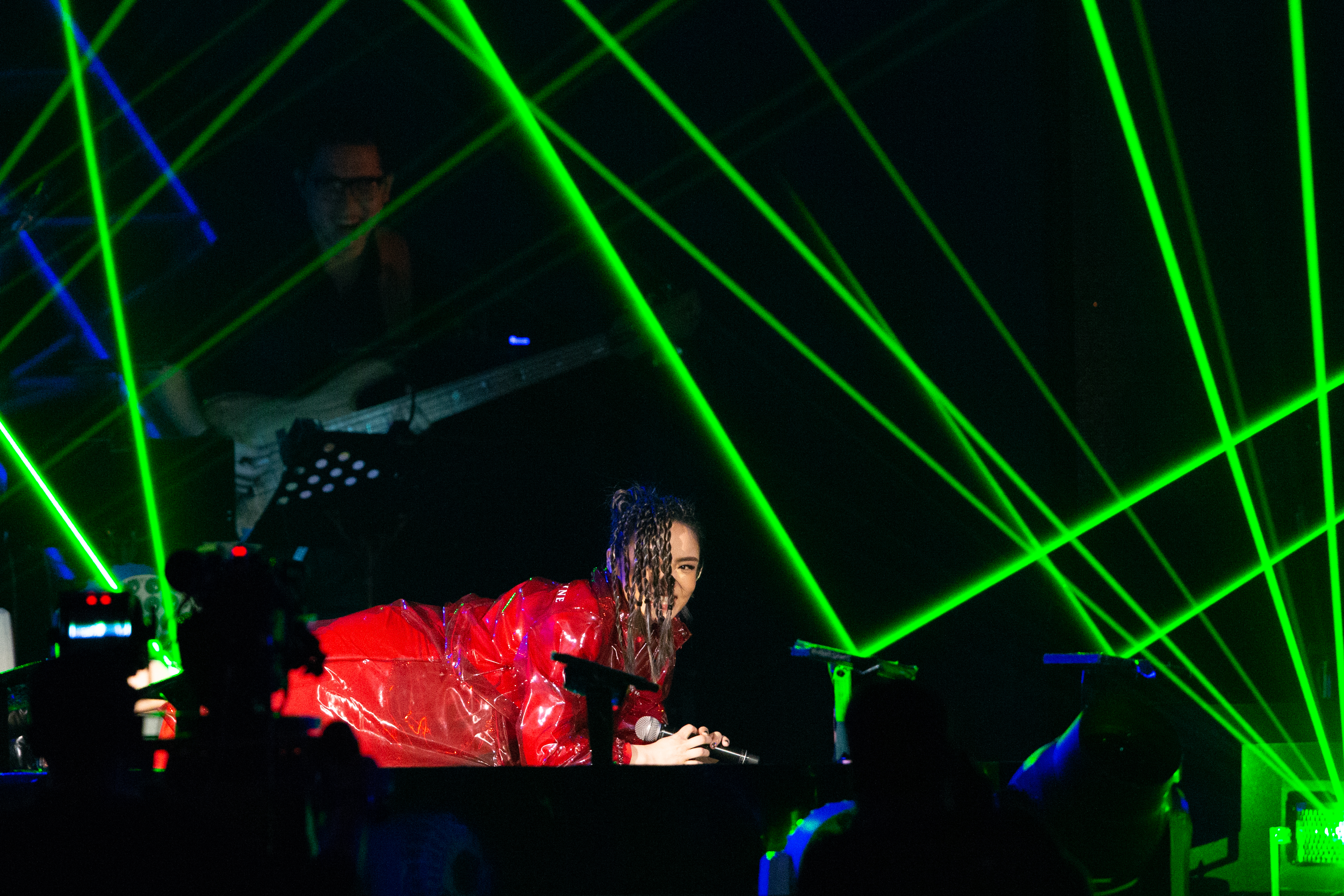 徐佳瑩在舞台上嗨到滿地打滾，下了台才想到沒穿安全褲超窘迫。