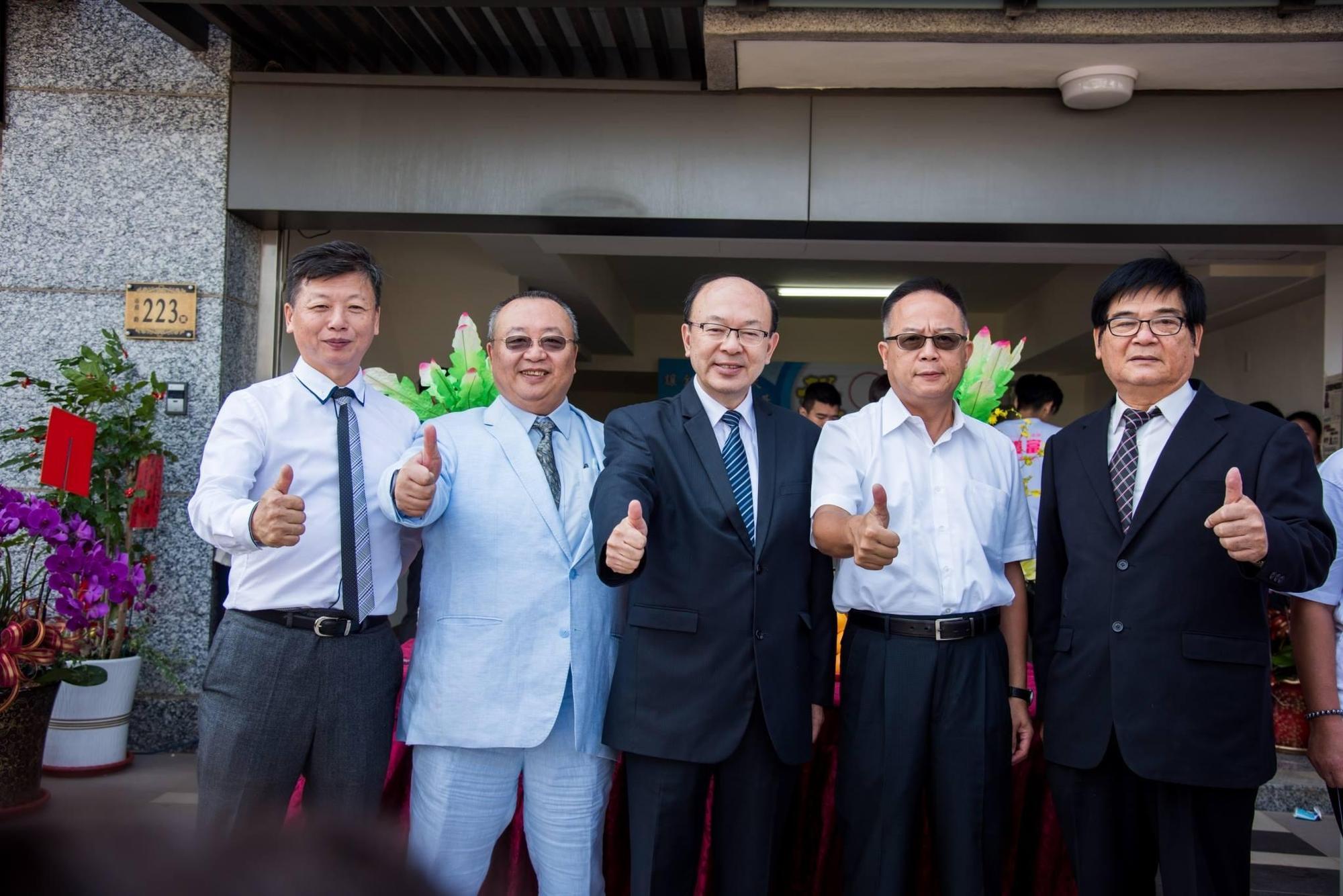 乖乖廖家親友不滿金門縣議員候選人張貴富（中）打著乖乖總裁名義競選。左2為乖乖現任董事長廖明輝。（翻攝自張貴富臉書）