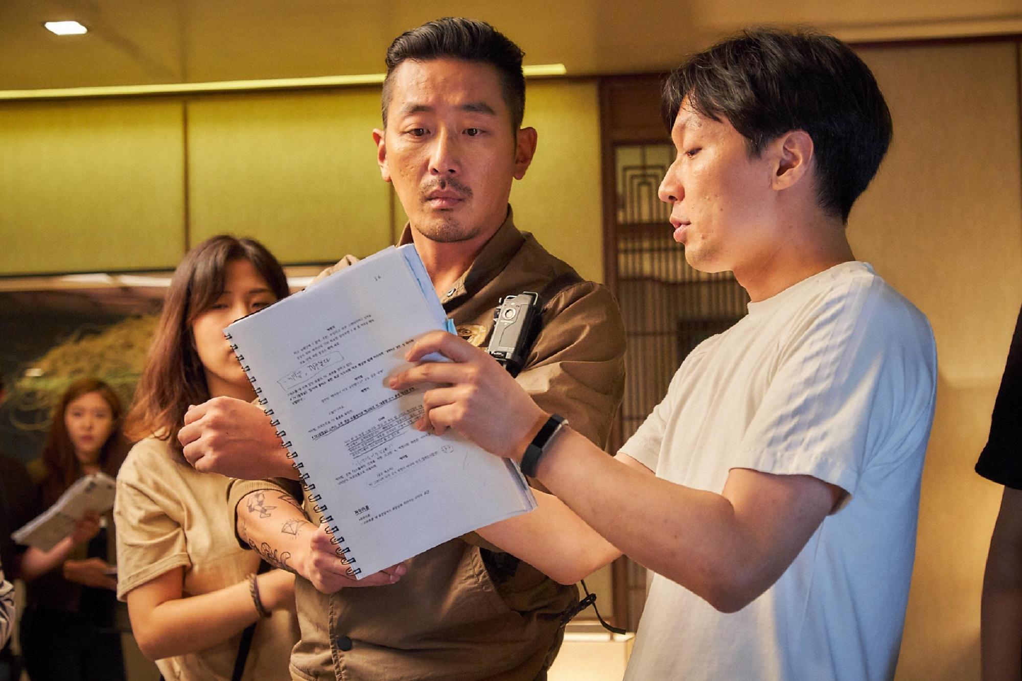 導演金秉祐（右）籌備《90分鐘末日倒數》長達5年，第一時間就決定河正宇（左）是男主角。（華聯國際提供）