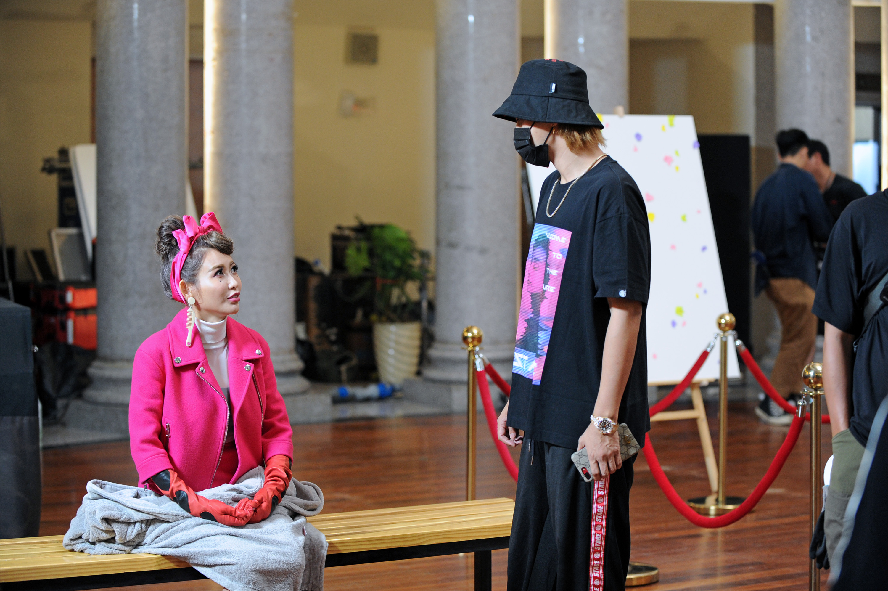 老闆羅志祥MV現場緊盯愷樂，不讓她太性感也不讓她偷睡覺。（環球提供）