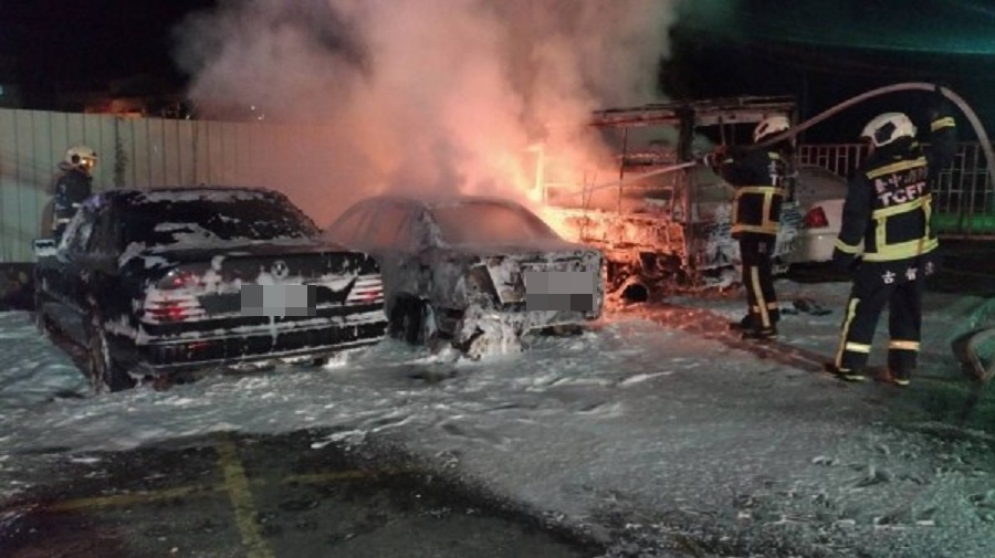 台中市東勢區東坑路傳出火燒車，消防人員到場灌救。（警方提供）