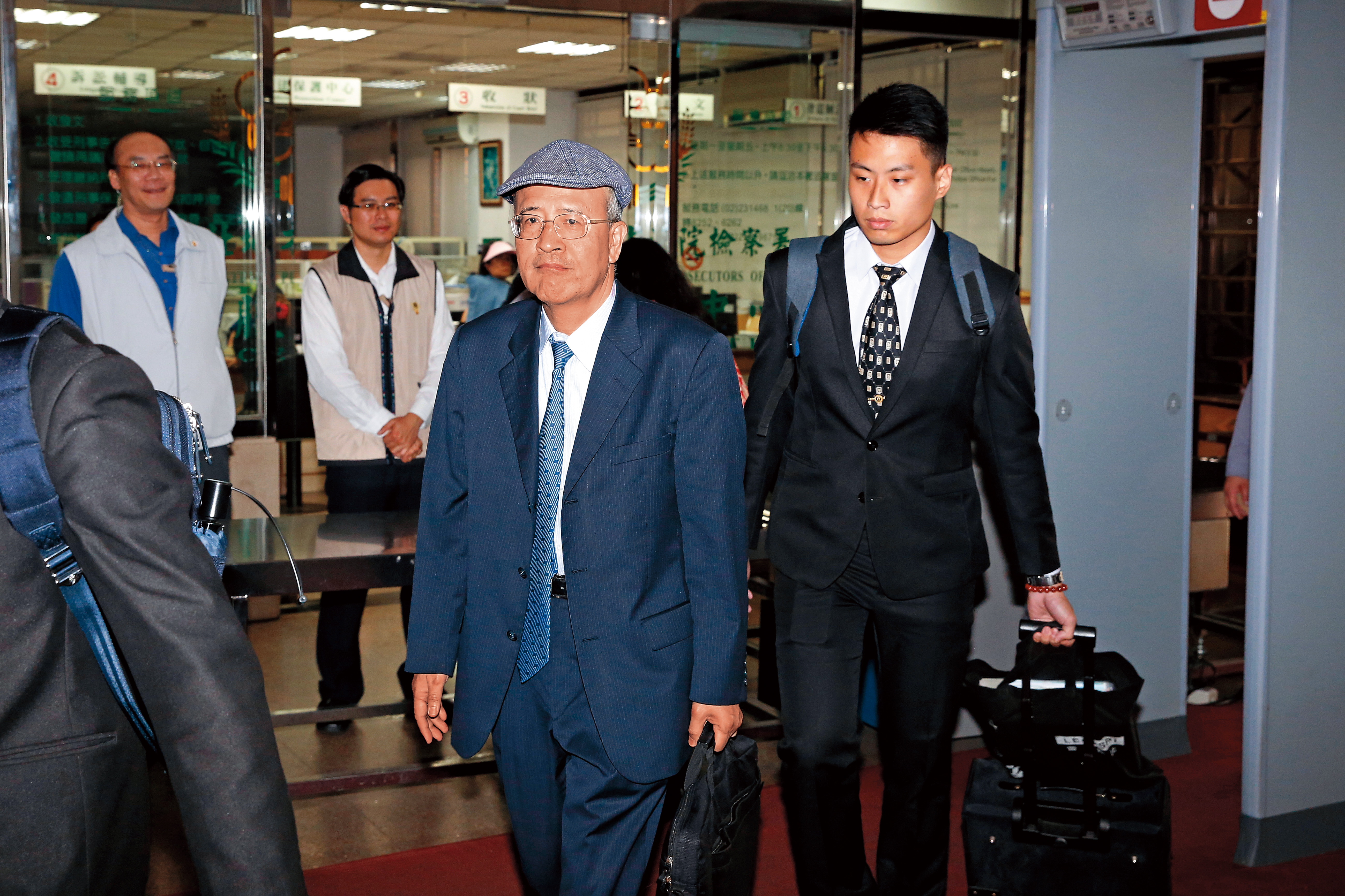 中投前總經理汪海清（圖中）曾透露：「趙少康沒有錢，慢慢付，中廣每年的cash flow（現金流）淨剩下2億，趙幫我們打5年工，以後全部都是他的。」