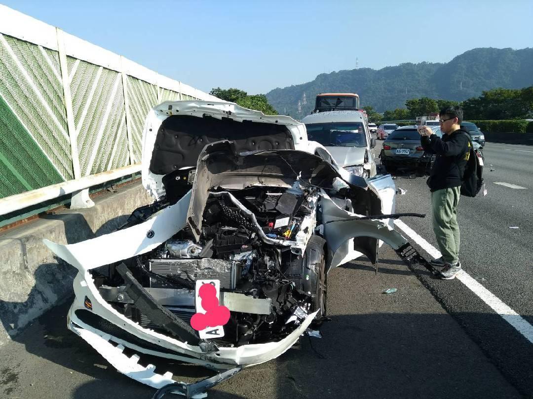 小客車被撞的成廢鐵,所幸人員沒有重大傷亡。(翻攝畫面)