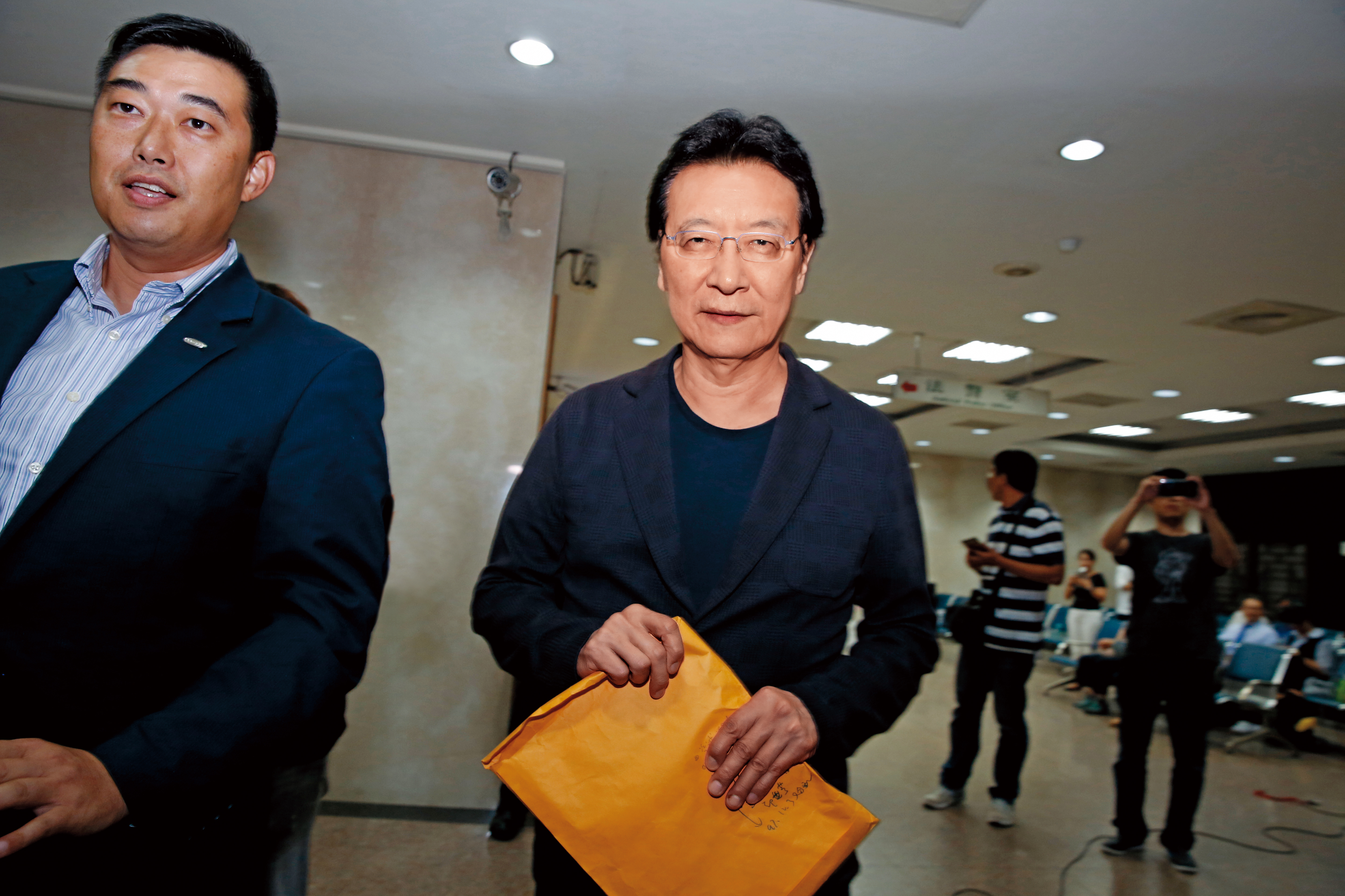 趙少康日前赴北檢作證，強調高育仁雖對中廣出價15億元，但其中媒體事業部分為8.5億元，他出價10億元，還是最高。