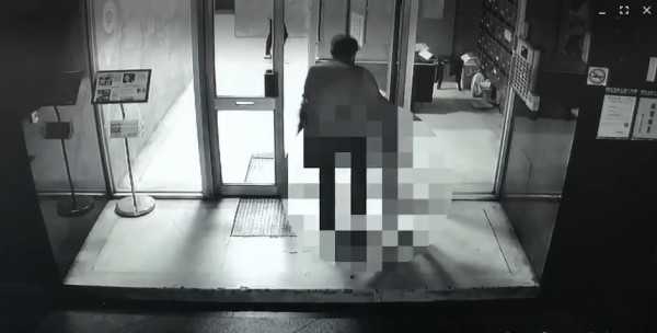 丟包德惠街住處後離去的身影全遭監視器錄下。(警方提供)