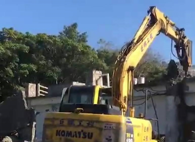 前苗栗縣長劉政鴻的胞弟劉政池3日請來怪手，自行拆除七七行館。（劉政池律師提供）