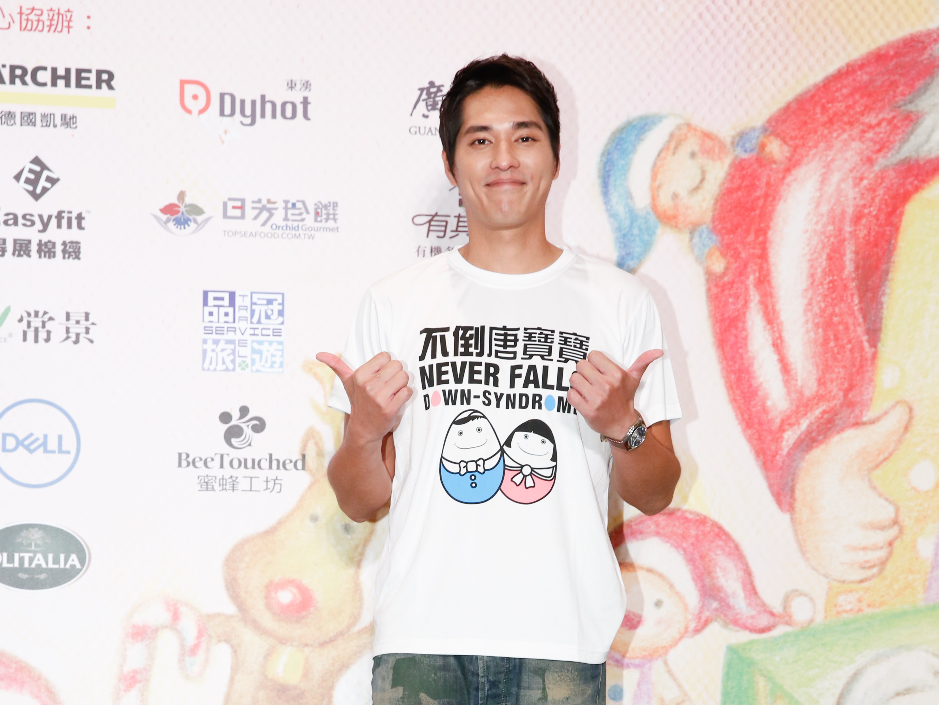 藍正龍稱自己很閒，幾乎都在家裡陪小孩、老婆，當家庭主夫。