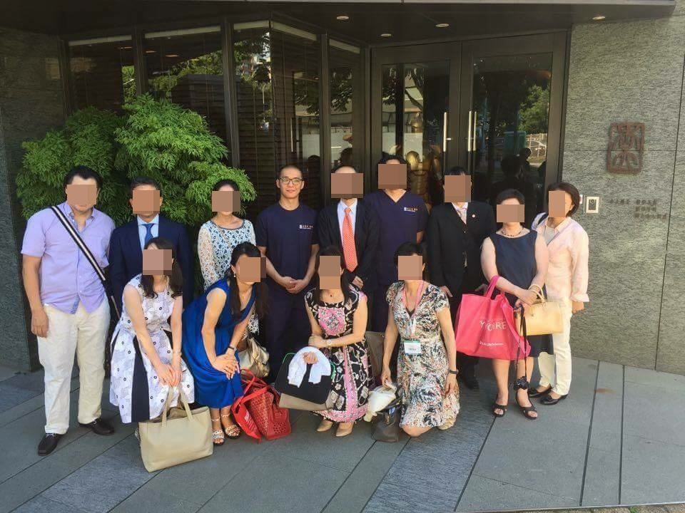 黃博健（後排左四）被爆料無醫師執照，卻屢屢穿醫袍受訪拍照。（翻攝杏立博全臉書）