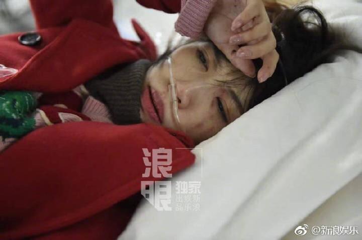 根據陸媒報導,1日半夜警方接到王寶強鄰居的投訴,稱馬蓉已經在王寶強父母家大鬧很久。(翻攝自新浪微博)