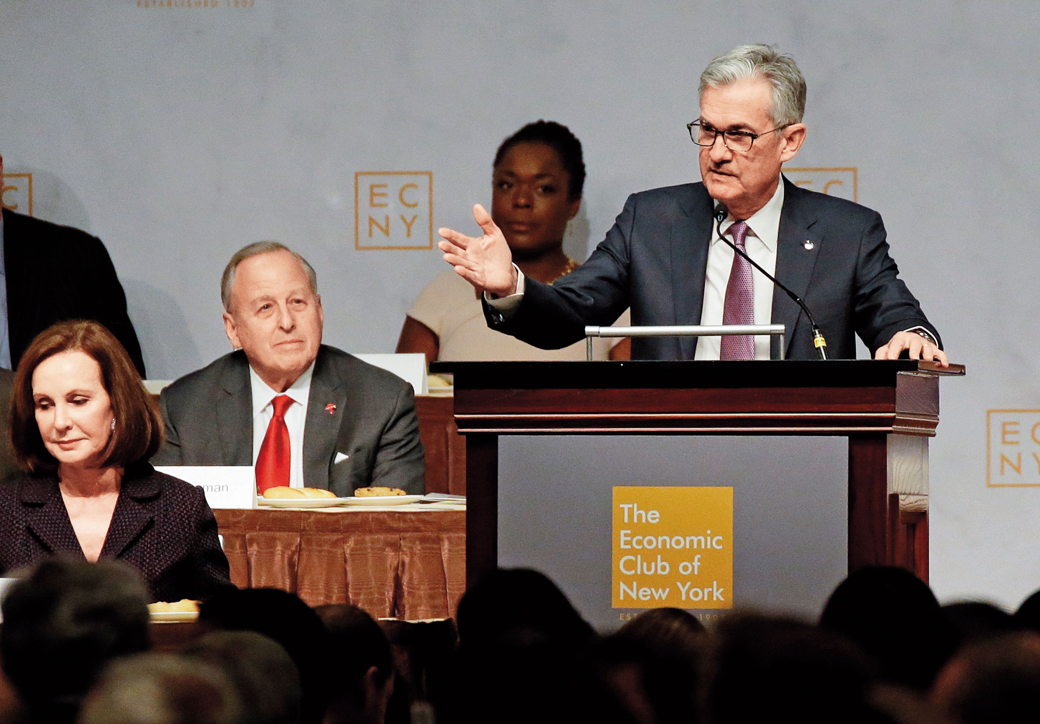 上週聯準會主席鮑威爾的一場演講，市場解讀升息速度將減緩，股市大漲回應。（東方IC）