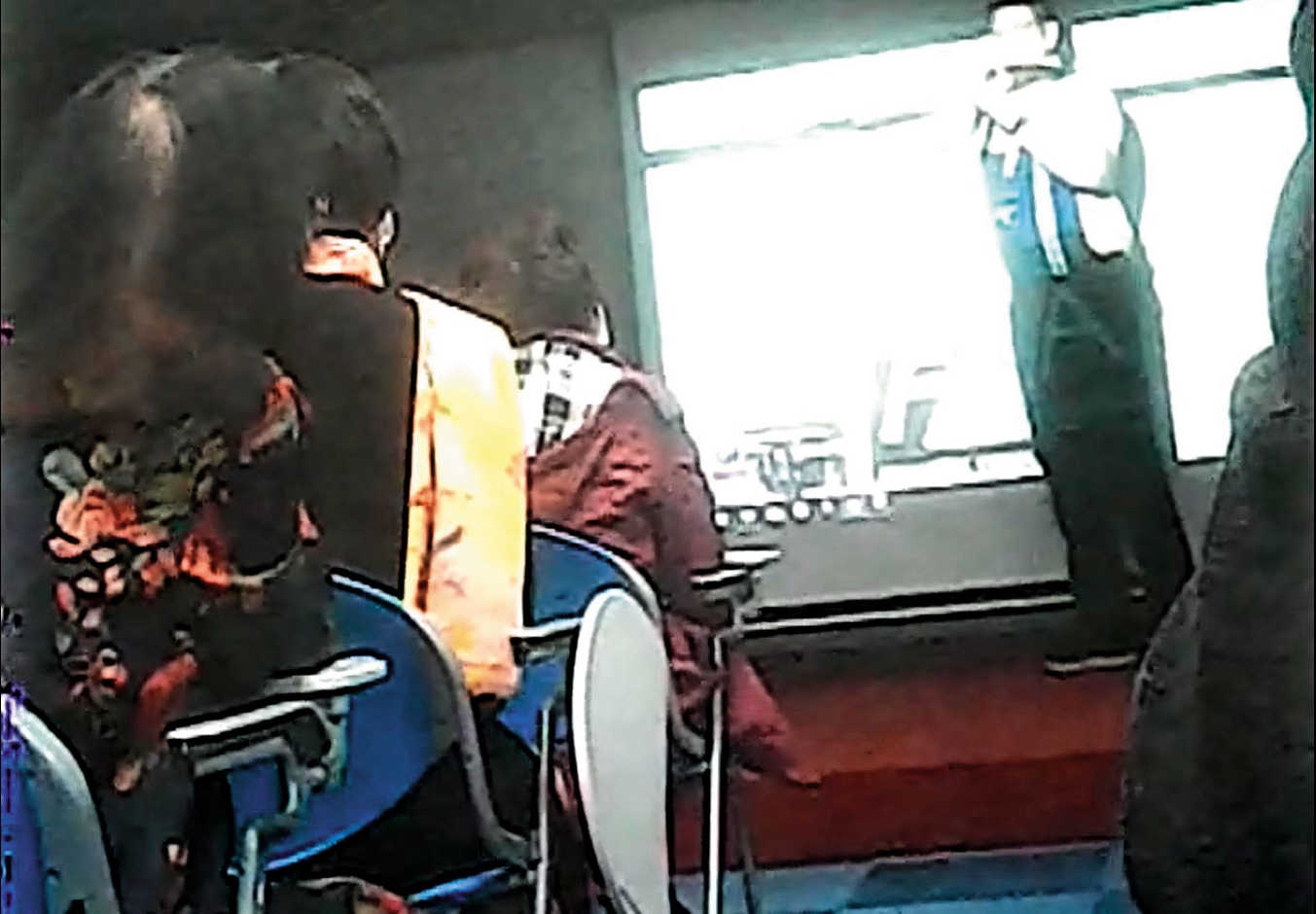 自稱空軍情報官的富南斯品牌大使祖德（右一），負責在說明會上替富南斯消毒。（讀者提供）