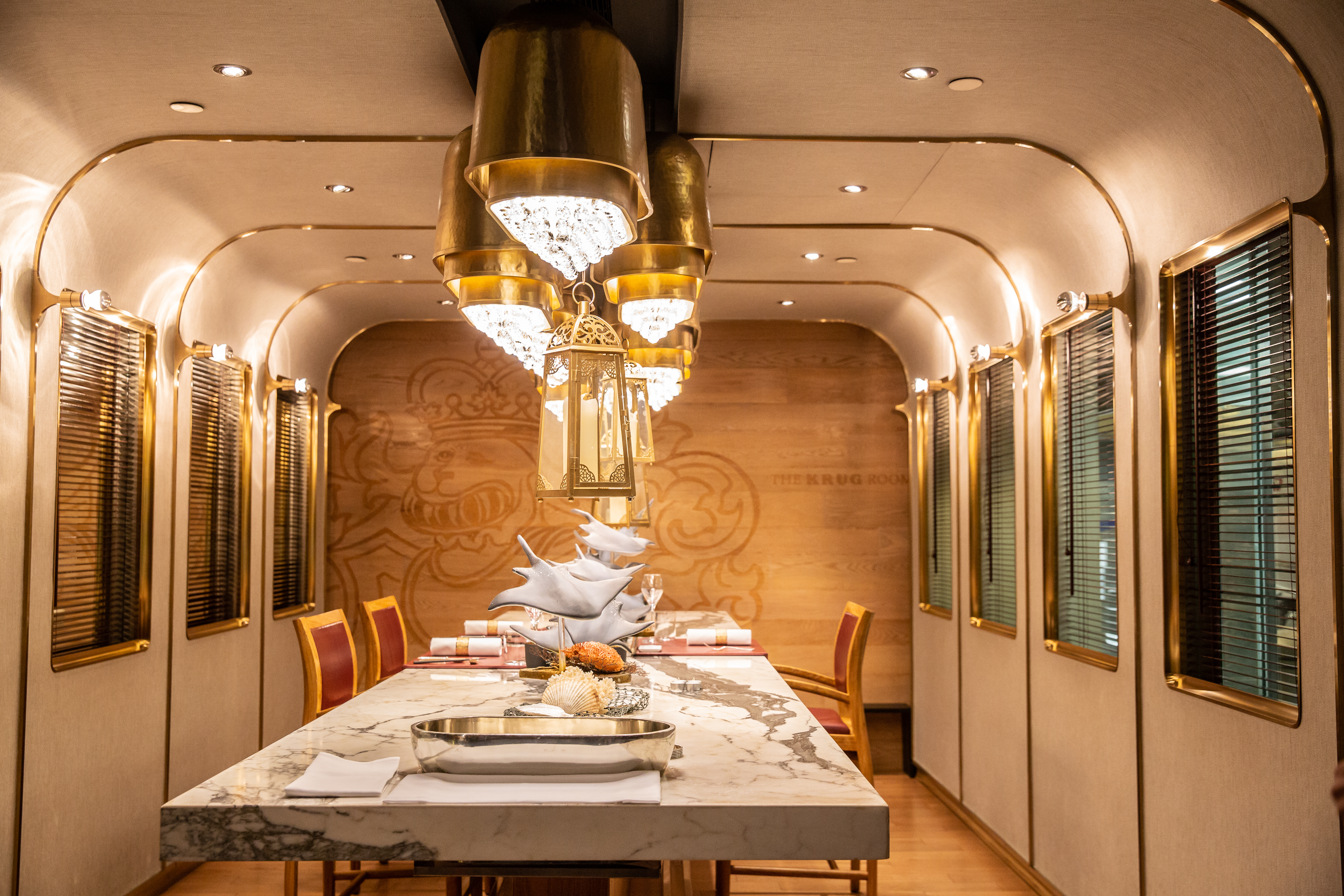 香港文華東方酒店的「庫克廳（The Krug Room）」，是法國以外，亞洲唯一一間與庫克香檳酒莊合作的餐廳。