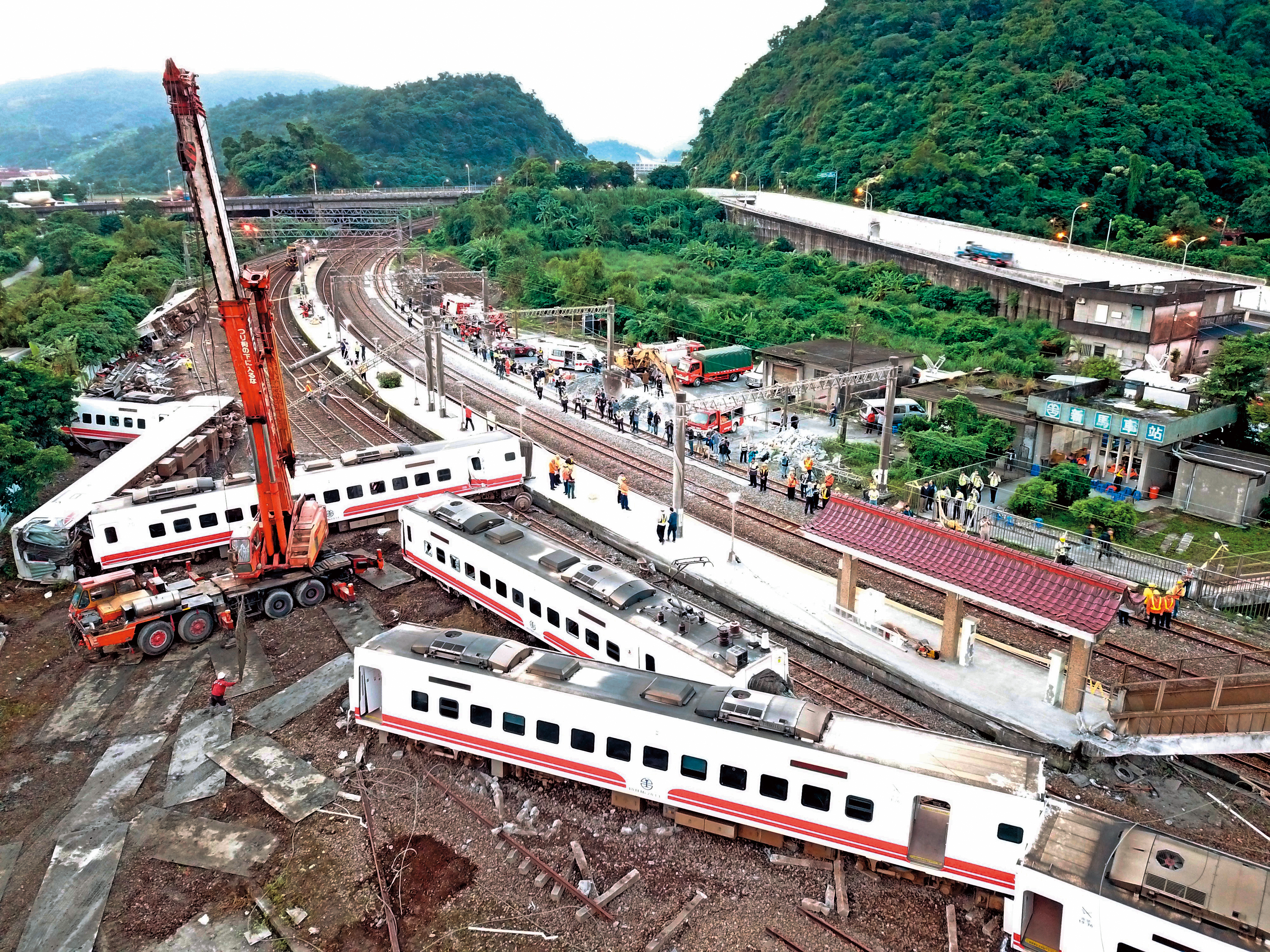 10月21日台鐵普悠瑪翻車意外調查報告出爐，竟將大部分責任全推給駕駛員，引起罹難家屬不滿。