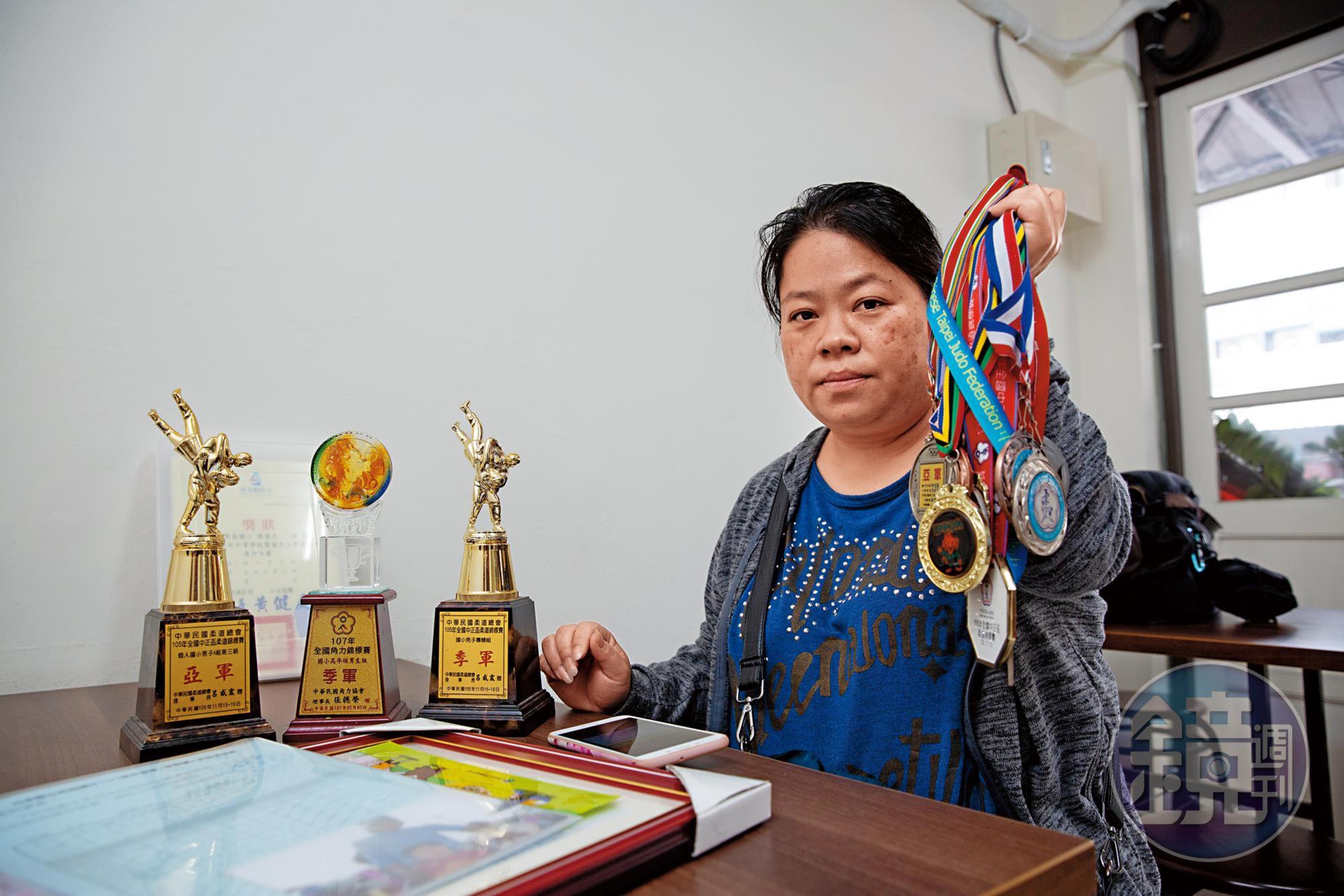 罹難者陳睿杰母親拿著兒子30多面獎牌難過地說：「我的小孩很可能是體壇台灣之光，如今希望都破滅了」。