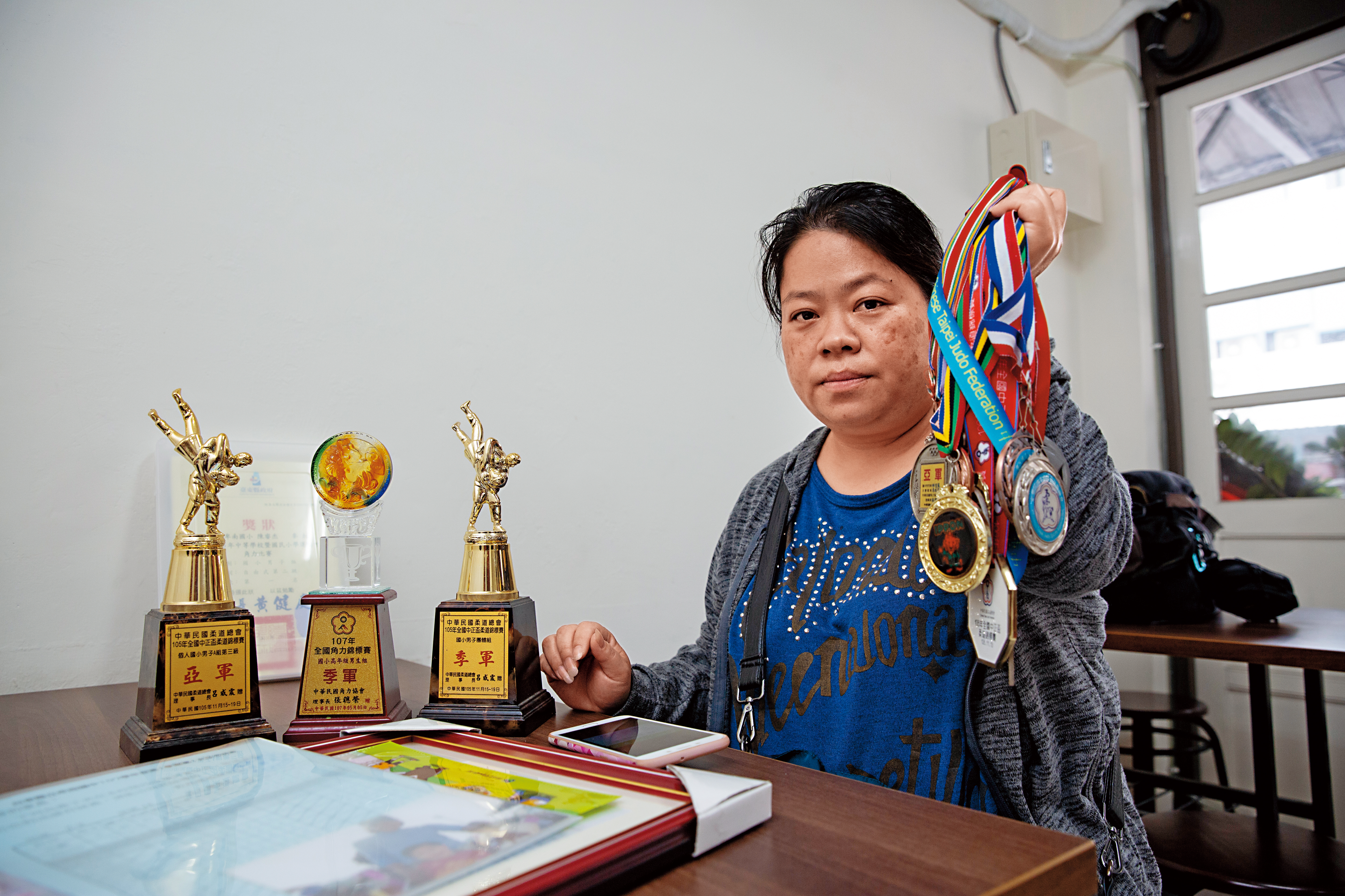 罹難者陳睿杰母親拿著兒子30多面獎牌難過地說：「我的小孩很可能是體壇台灣之光，如今希望都破滅了」。