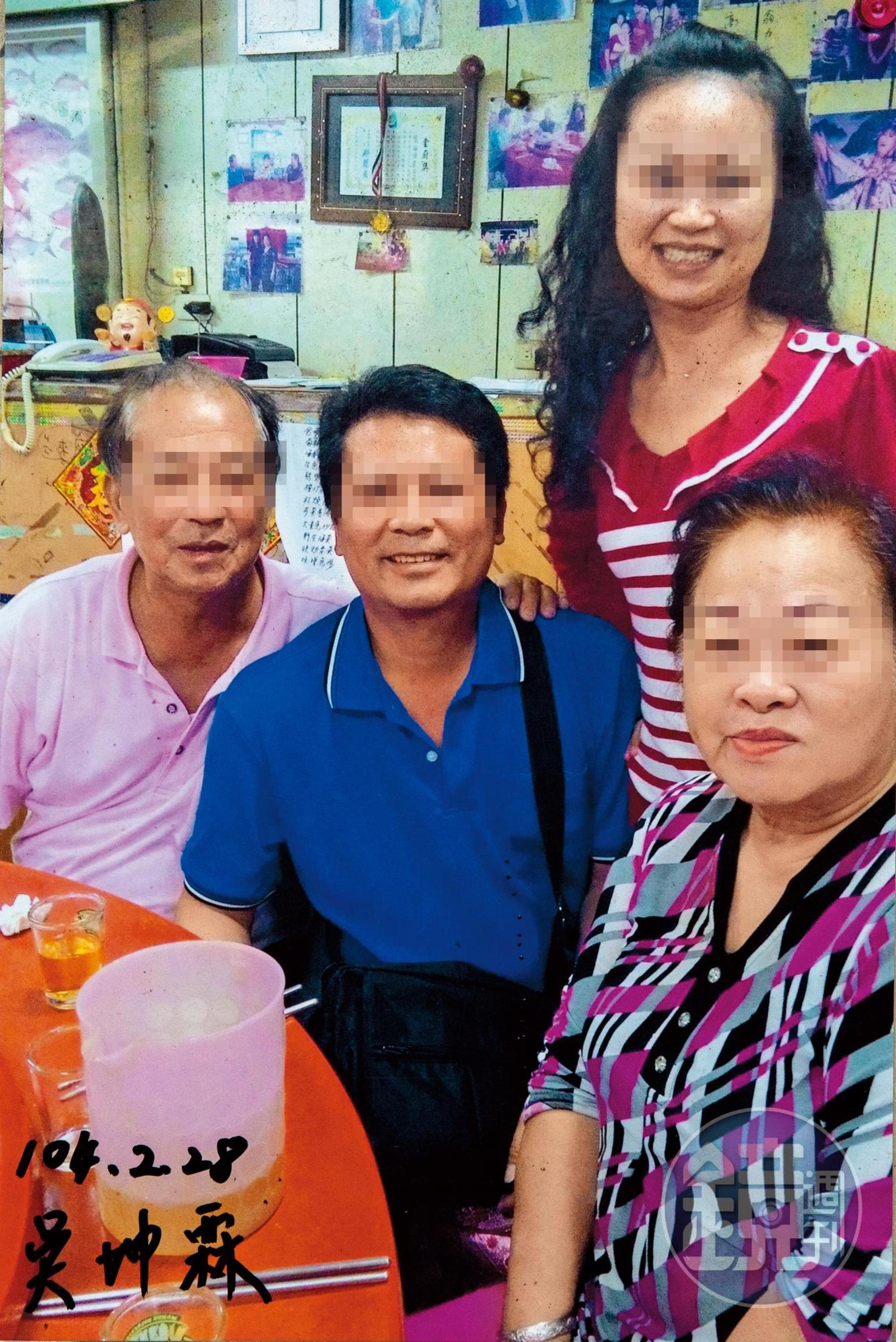 董家大姊難過地說，身為餐廳大廚的父母身亡，董家人口四分五裂。（家屬提供）