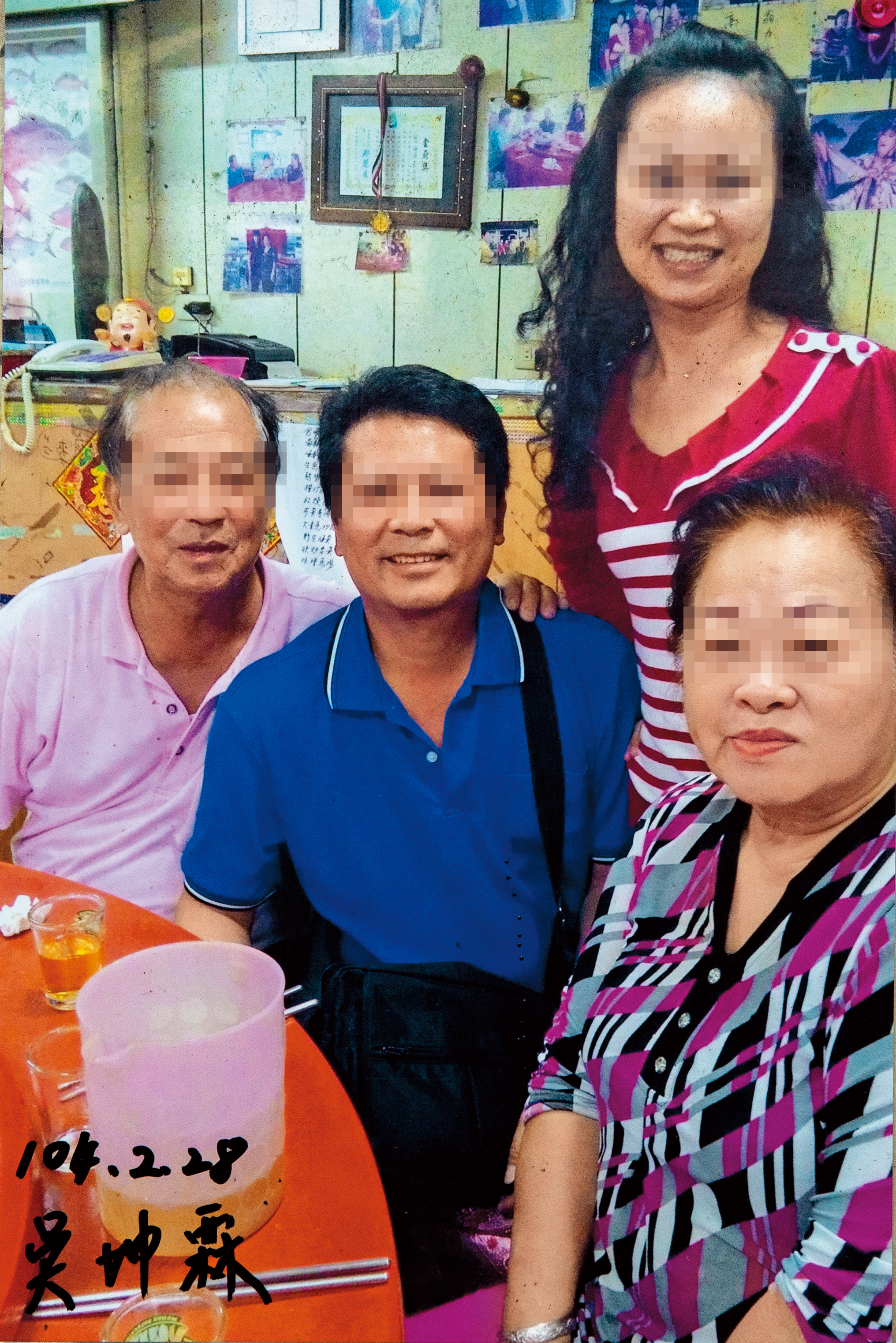 董家大姊難過地說，身為餐廳大廚的父母身亡，董家人口四分五裂。（家屬提供）