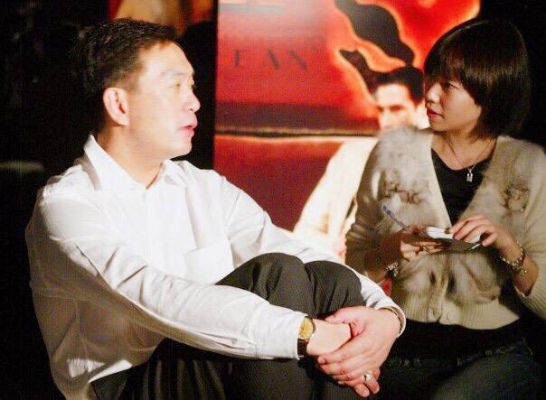 嚴凱泰接受專訪時雙手環抱著腿，一副輕鬆自在的慵懶模樣，完全沒有大老闆的威嚴。