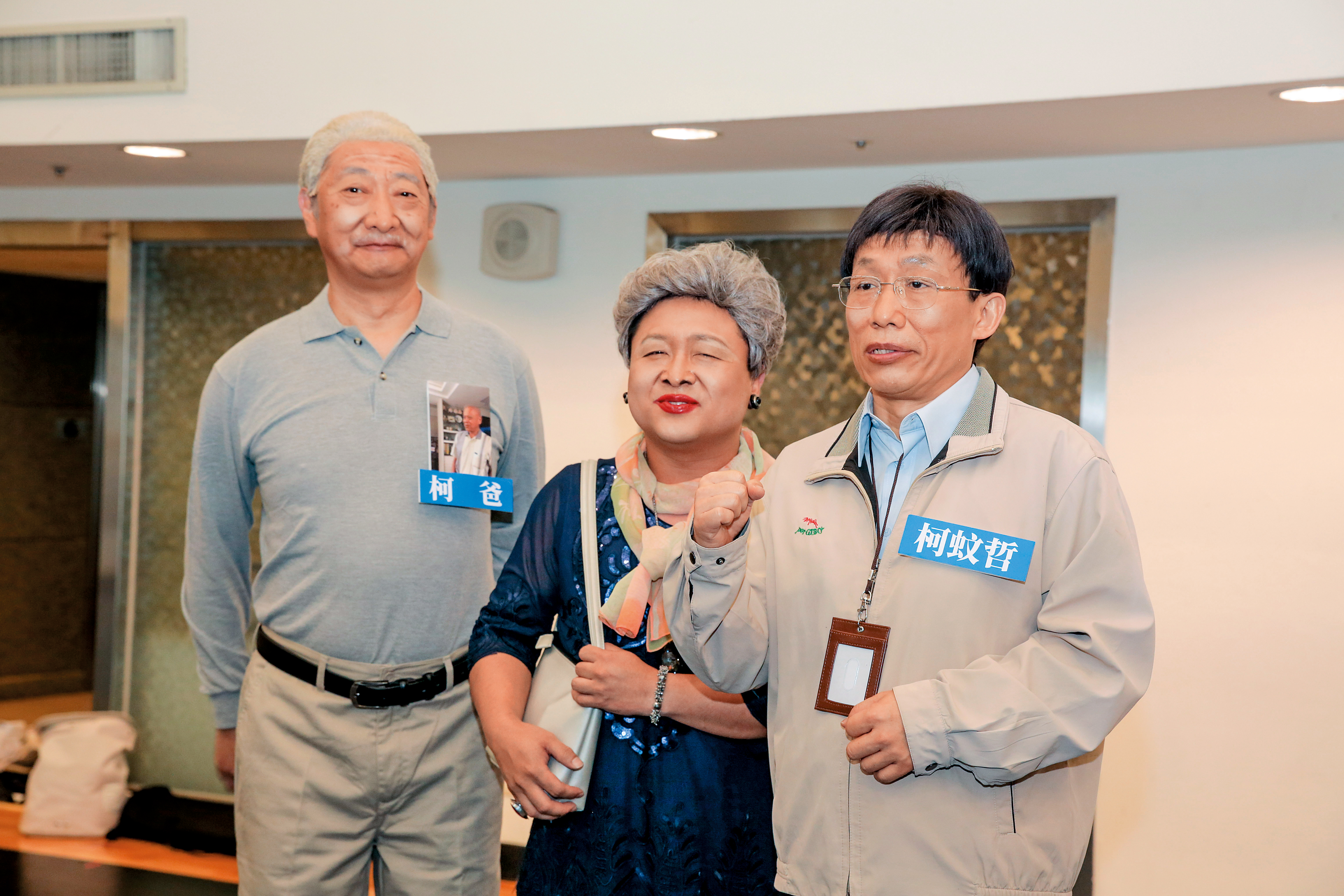 郭子乾（右）模仿過許多政治人物，近期常常以台北市長柯文哲造型現身。左起為九孔、納豆。