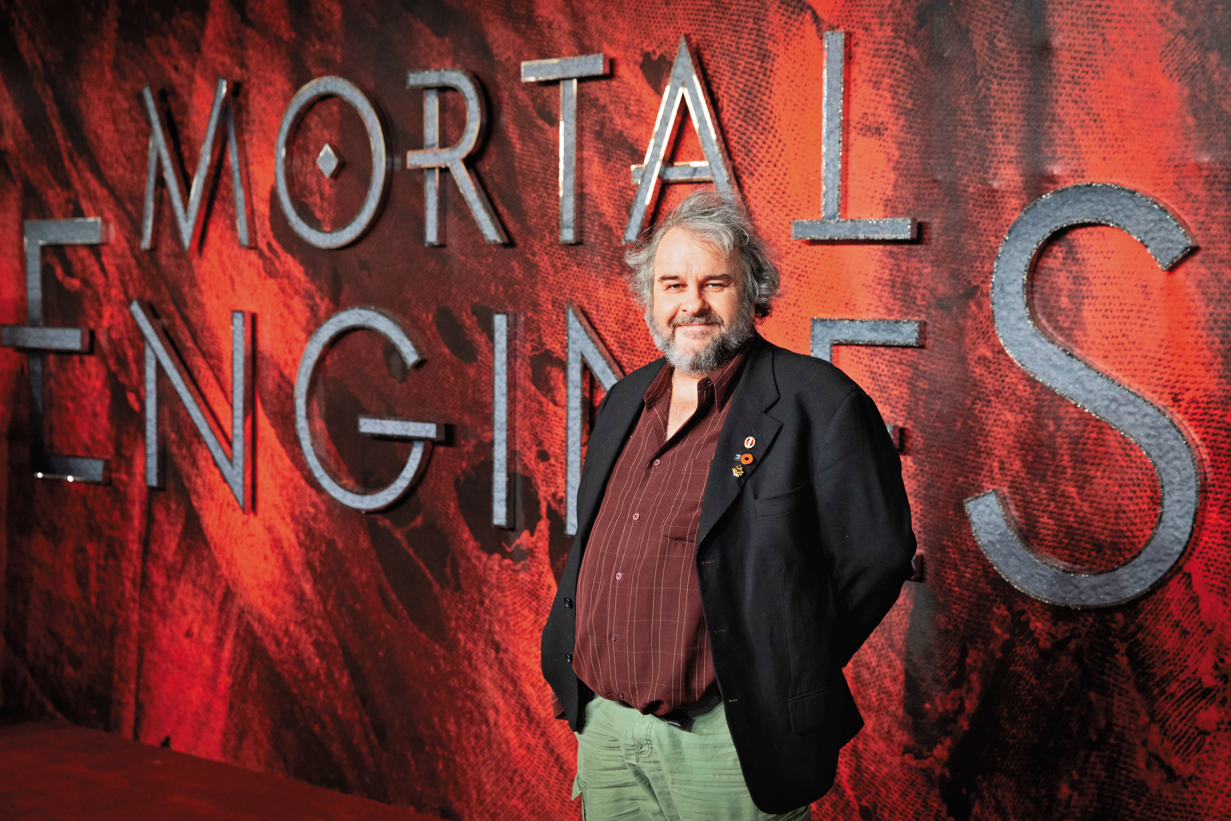 以《魔戒三部曲》名震天下的彼得傑克森，慧眼獨具改編《移動城市：致命引擎》，擔任製片提拔影壇新秀，放手讓大家發揮，頗有影壇大老威嚴。