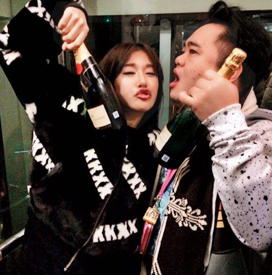 香港女星張暖雅（左）2012年下嫁導演胡耀輝（右）， IG上仍舊擺著兩人恩愛的照片。（翻攝自張暖雅IG）