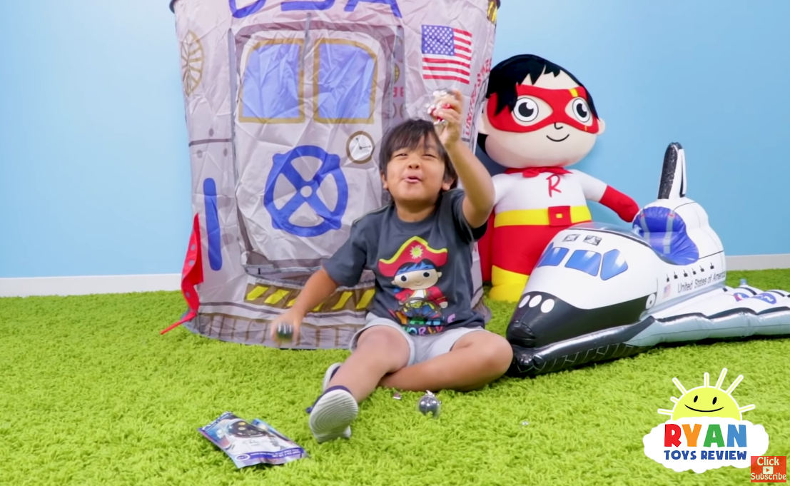 美國男童萊恩年僅7歲，憑著玩具開箱頻道「Ryan ToysReview」，年收入高達2,200萬美元。（翻攝自Ryan ToysReview YouTube頻道）