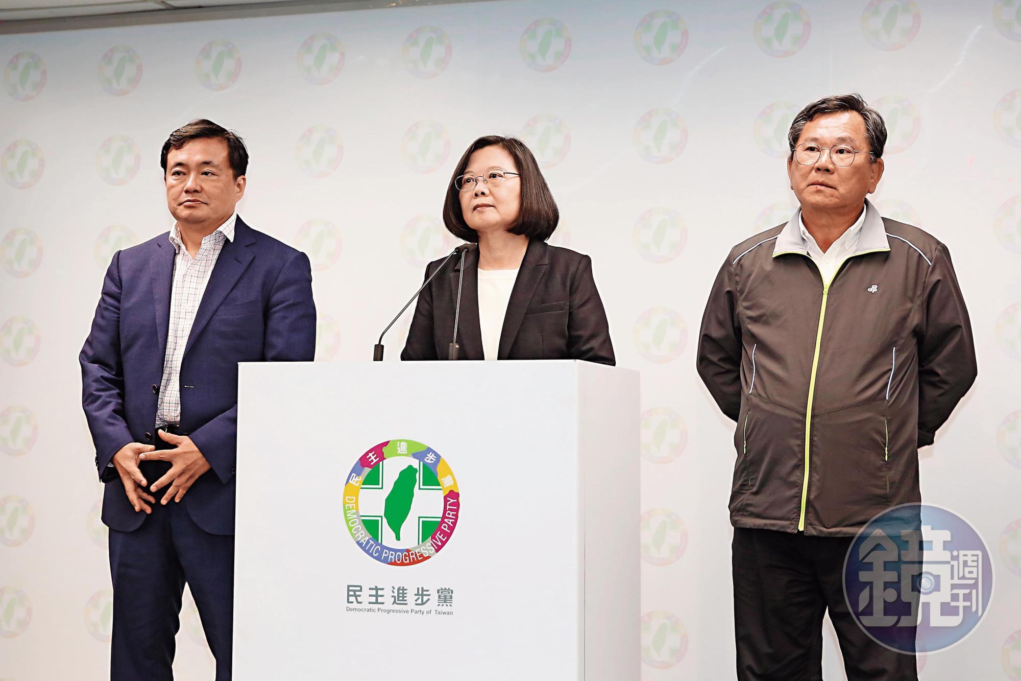 民進黨九合一大選慘敗,主席蔡英文(中)在開票日當晚辭職。