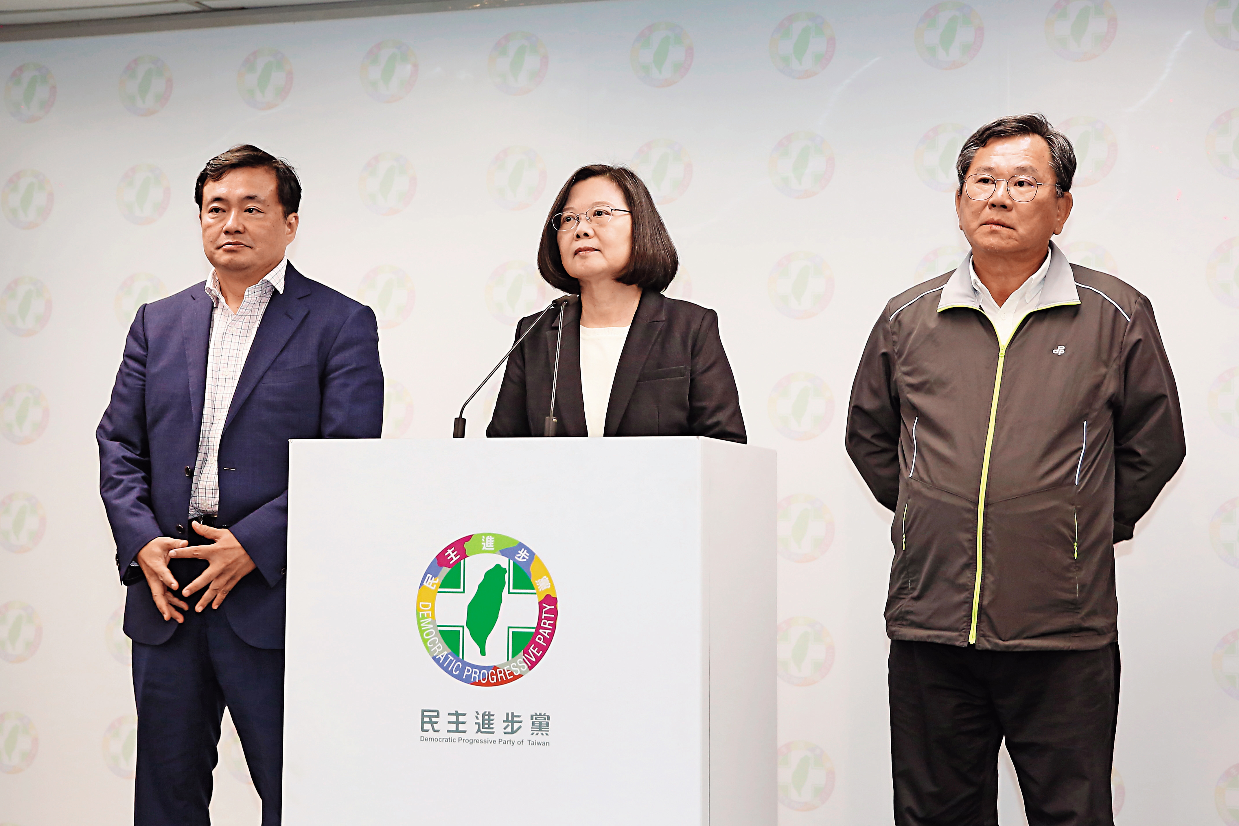 民進黨九合一大選慘敗，主席蔡英文（中）在開票日當晚辭職。