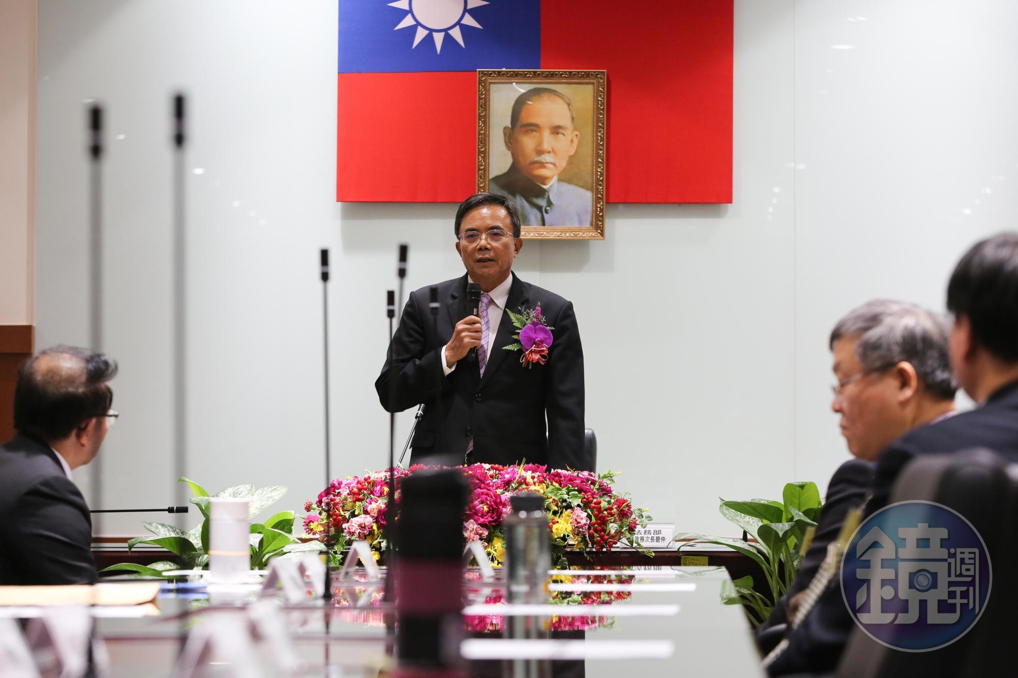 花蓮代理縣長蔡碧仲的百日革新縣政工程一砲打響名號,針對花蓮縣府部分重大工程疑點,是否涉及人謀不臧,檢調早已剪報分案調查中。