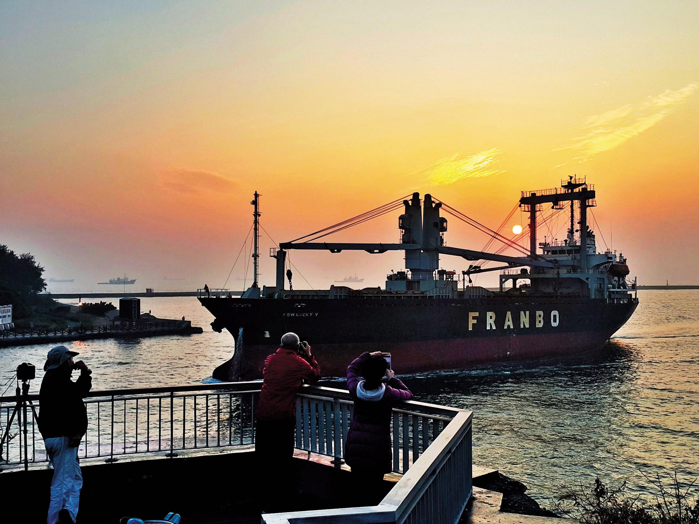 高雄西子灣的落日海景，是可以吸引情侶海誓山盟的浪漫場景。