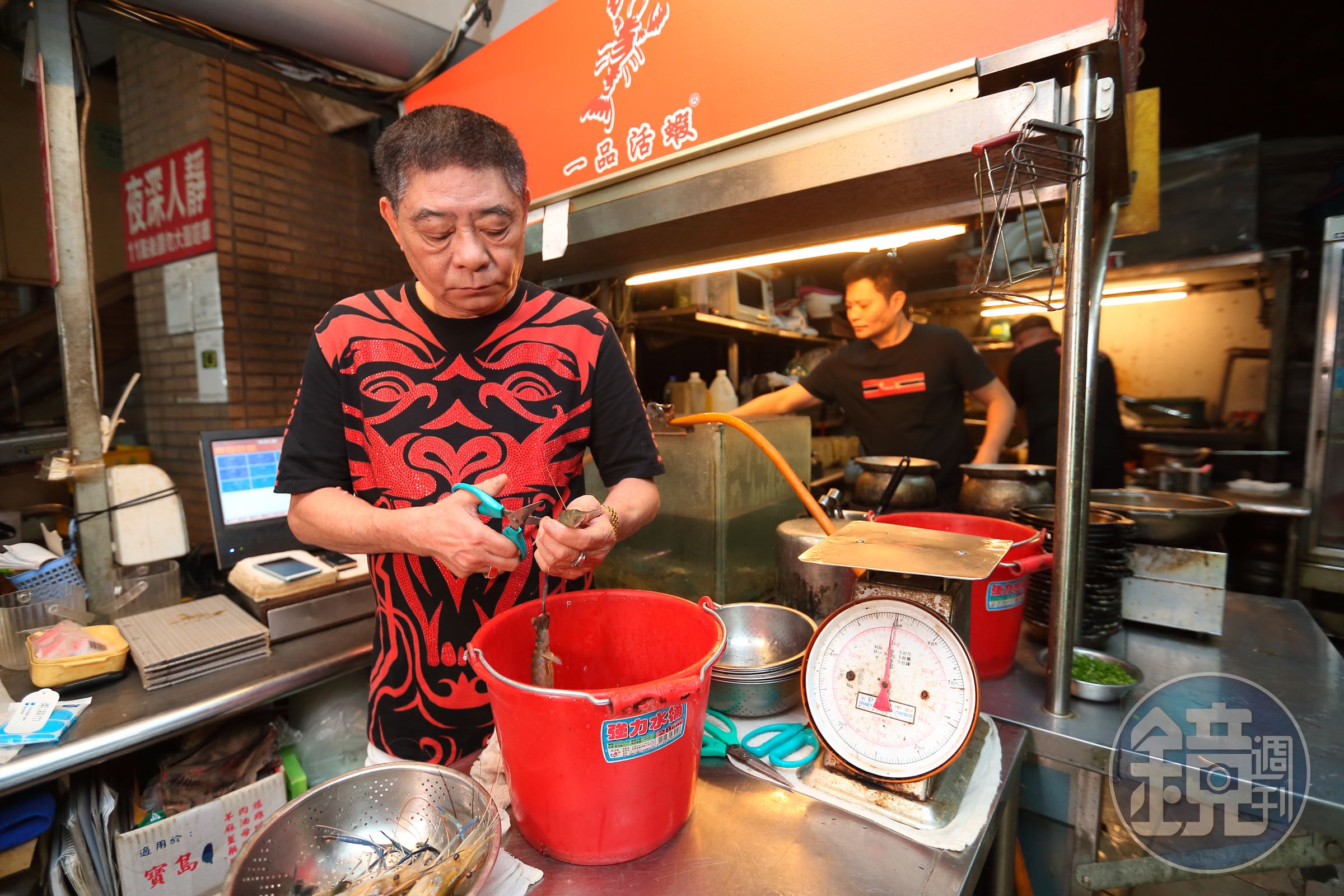 蕭文明剛創業時，父親蕭光熙（前）陪著他每天擺攤、剪蝦、送外賣。