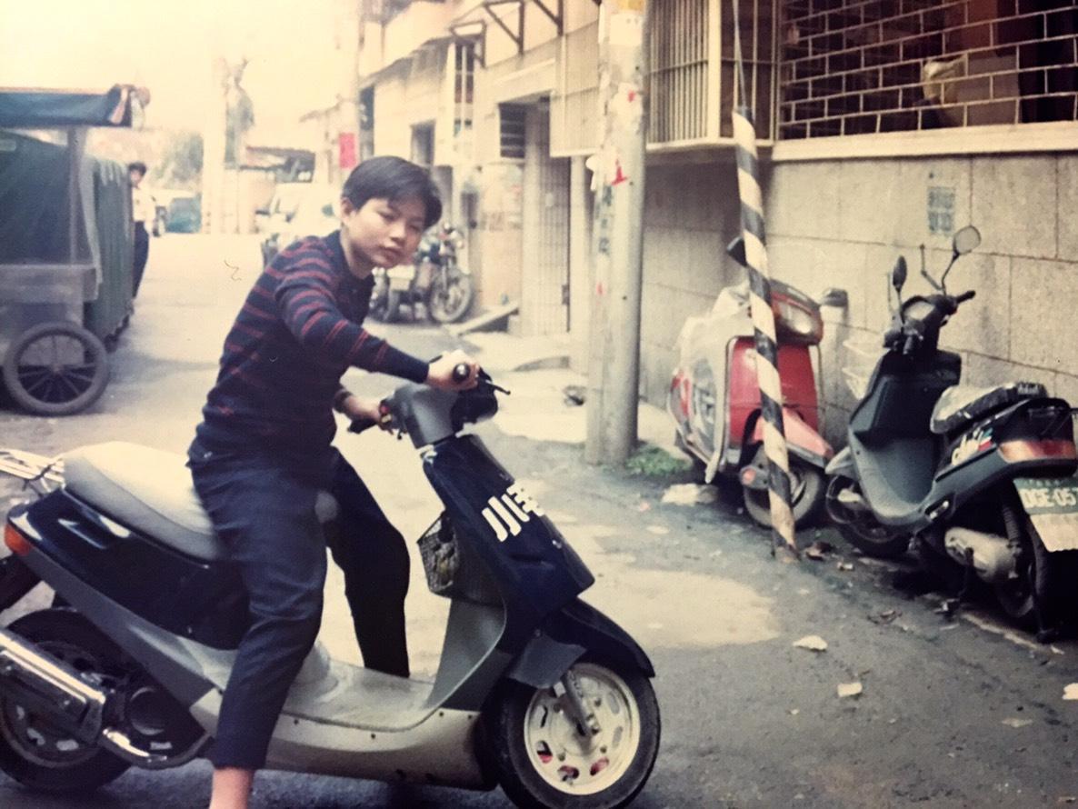蕭文明小時候愛玩叛逆,他招認自己16歲就開始騎機車,後來還因為愛改車跑去機車行當學徒。(蕭文明提供)