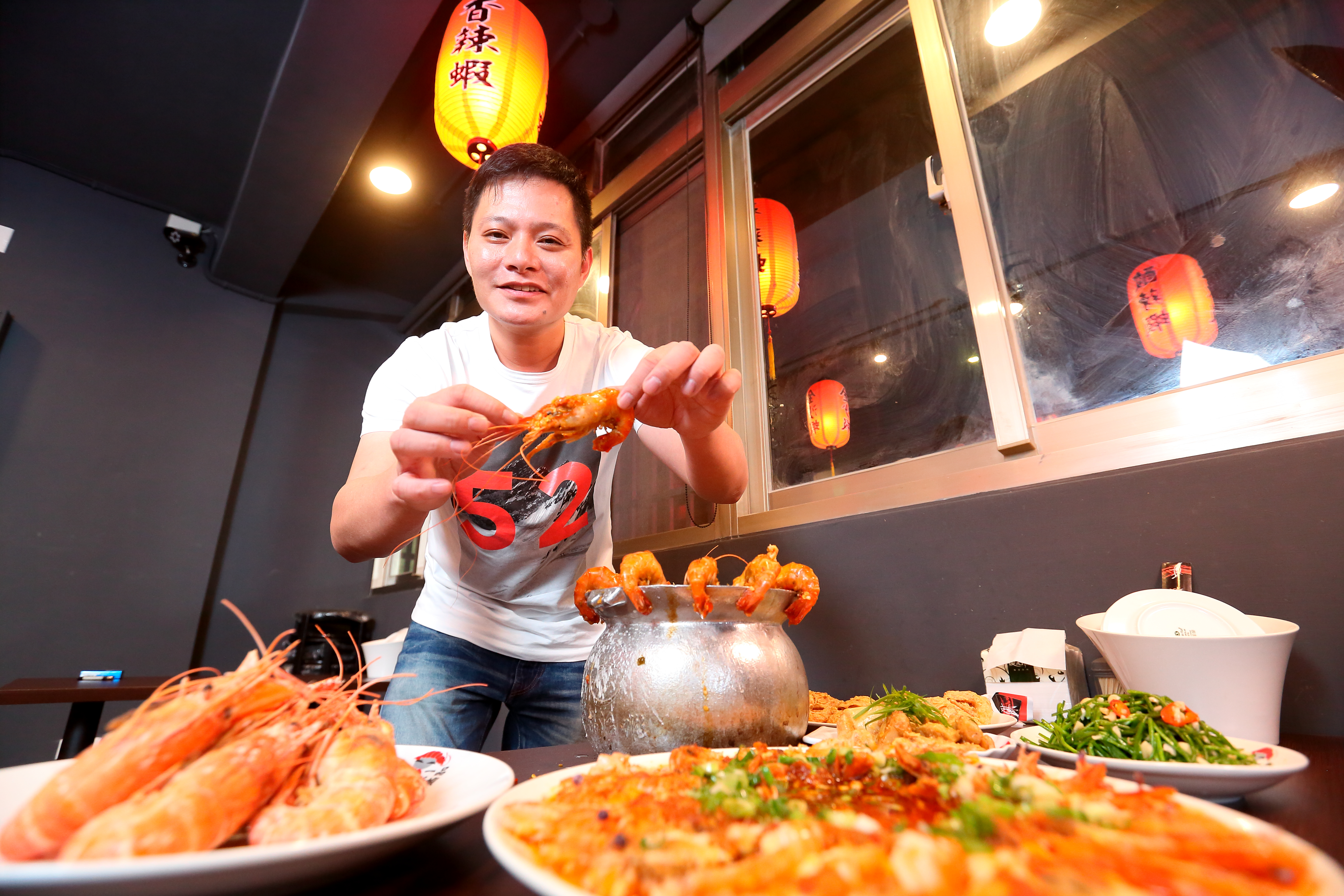 41歲的蕭文明是一品活蝦創辦人，年輕時曾浪蕩江湖，他說自己的人生就像酸辣蝦，酸甜苦辣交雜。