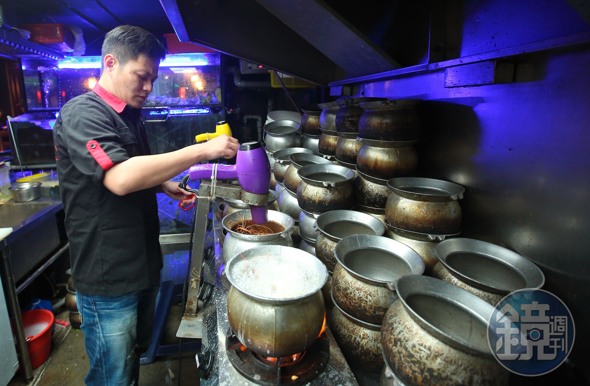 活蝦入甕後加入以檸檬調味的醬料拌炒，酸香辛辣中帶著鮮甜。（酸辣蝦 大／590元）