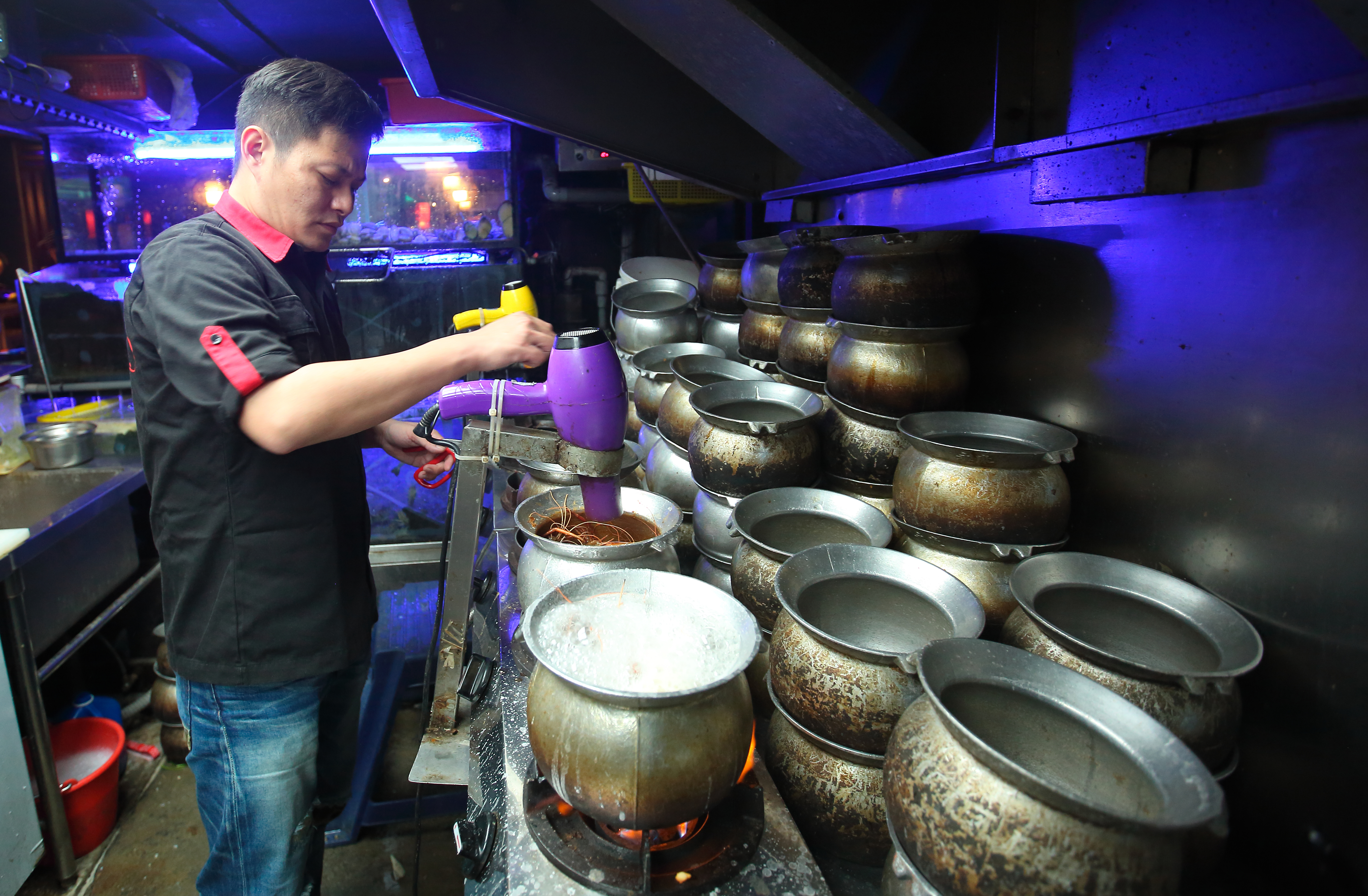 活蝦入甕後加入以檸檬調味的醬料拌炒，酸香辛辣中帶著鮮甜。（酸辣蝦 大／590元）