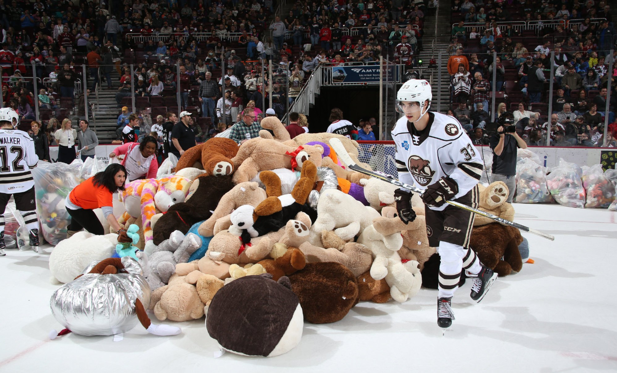 赫爾希棕熊隊進球後，球迷興奮地把各式各樣的泰迪熊，從觀眾席丟進場內，場面十分壯觀。（翻攝自AHL推特）