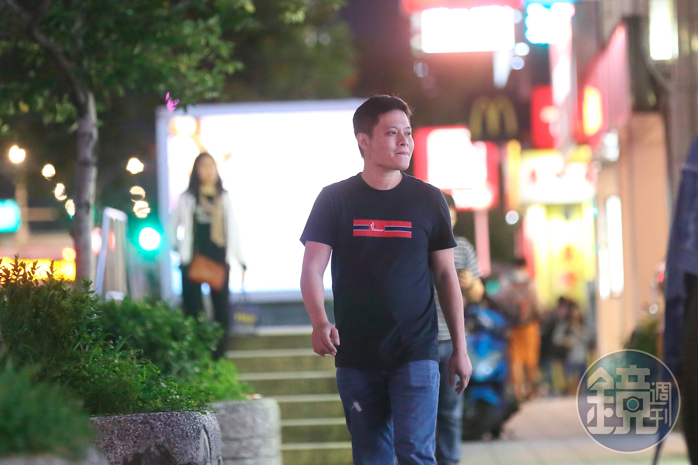 蕭文明年輕時曾當過兄弟，喝酒、打架、討債，直到24歲金盆洗手。