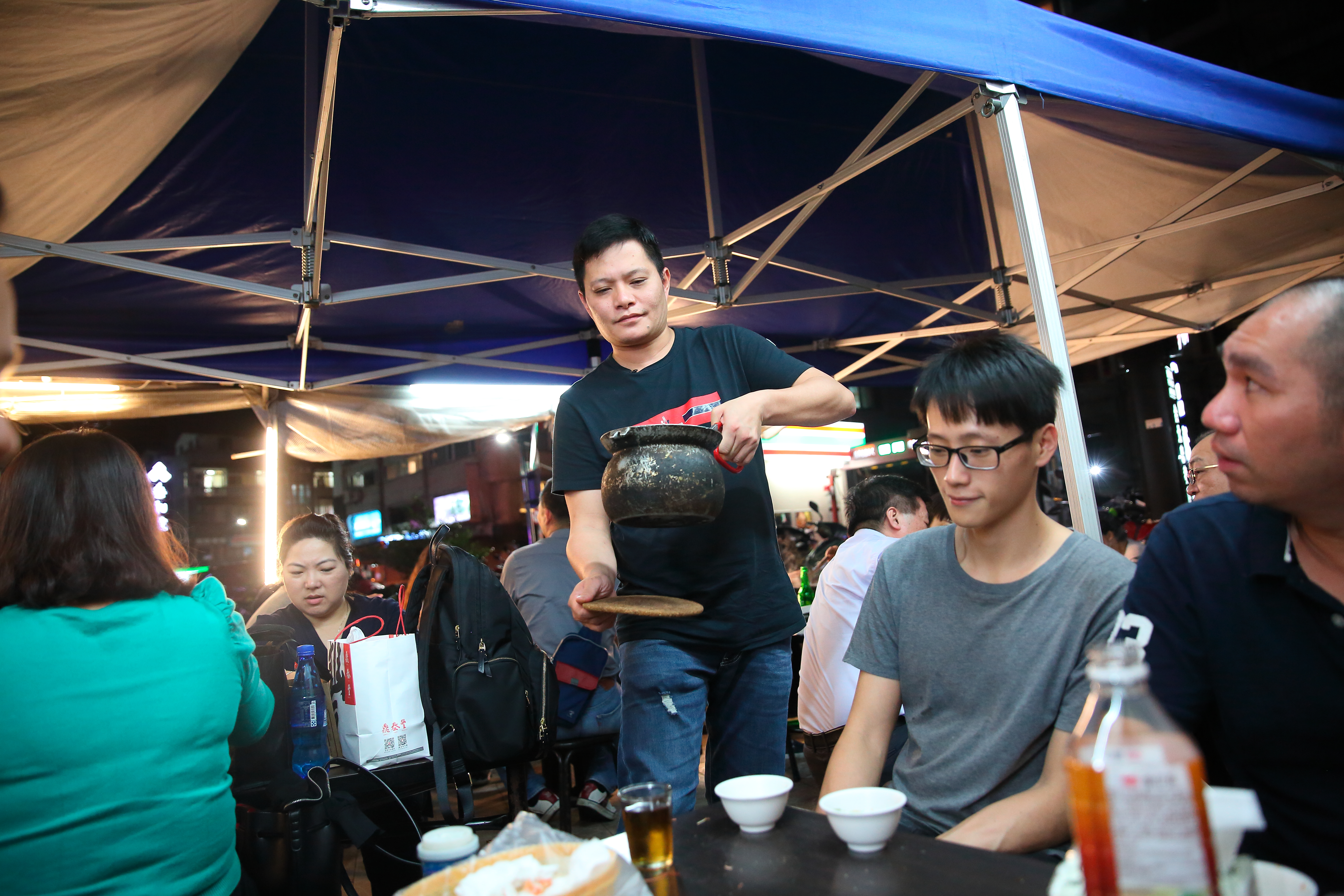 蕭文明從學徒當起，3年後在忠孝東路頂好名店城後方開始創業擺攤。