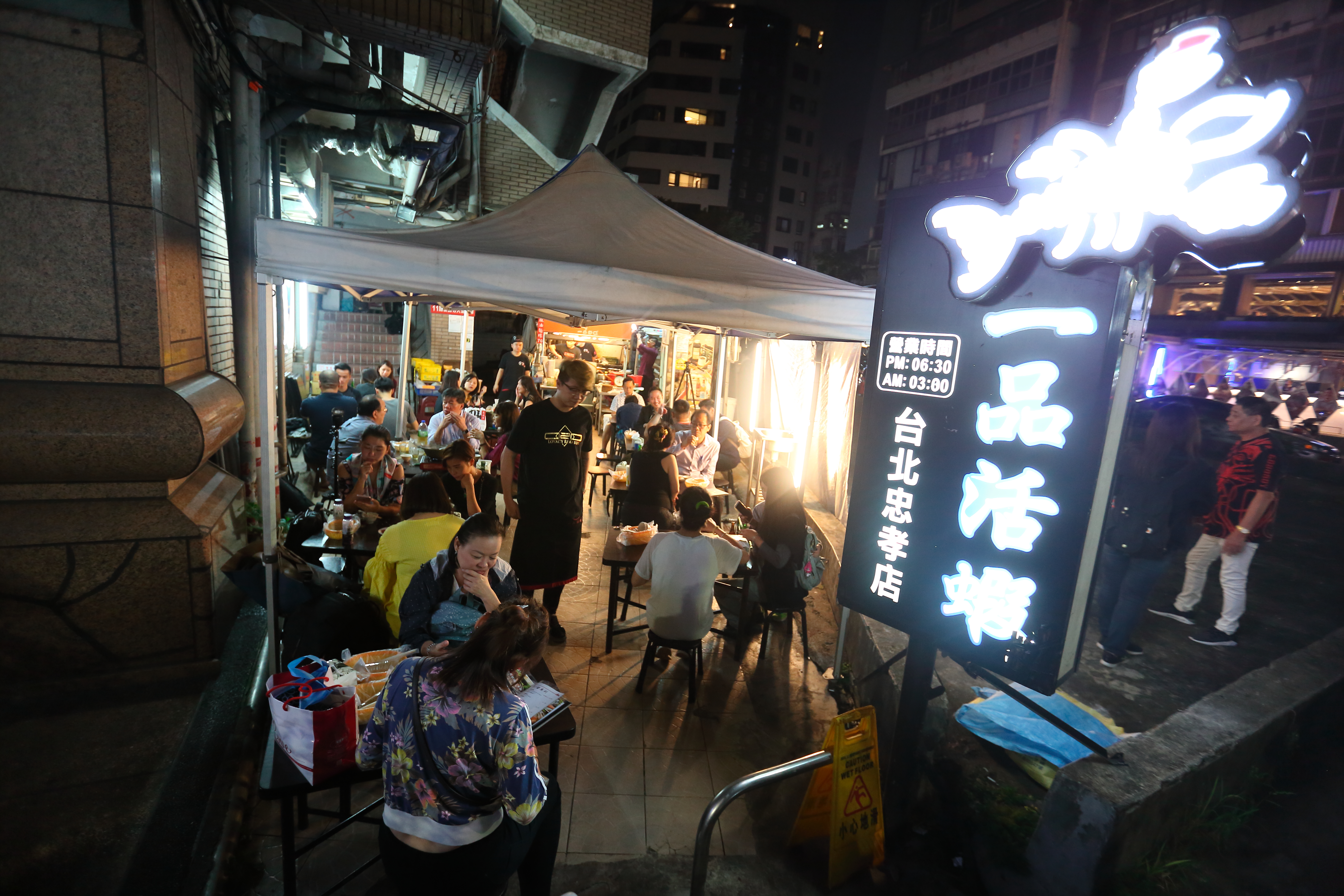 一品活蝦創始店常有排隊人龍，但因場地無法續租，今年底將熄燈移往他處。