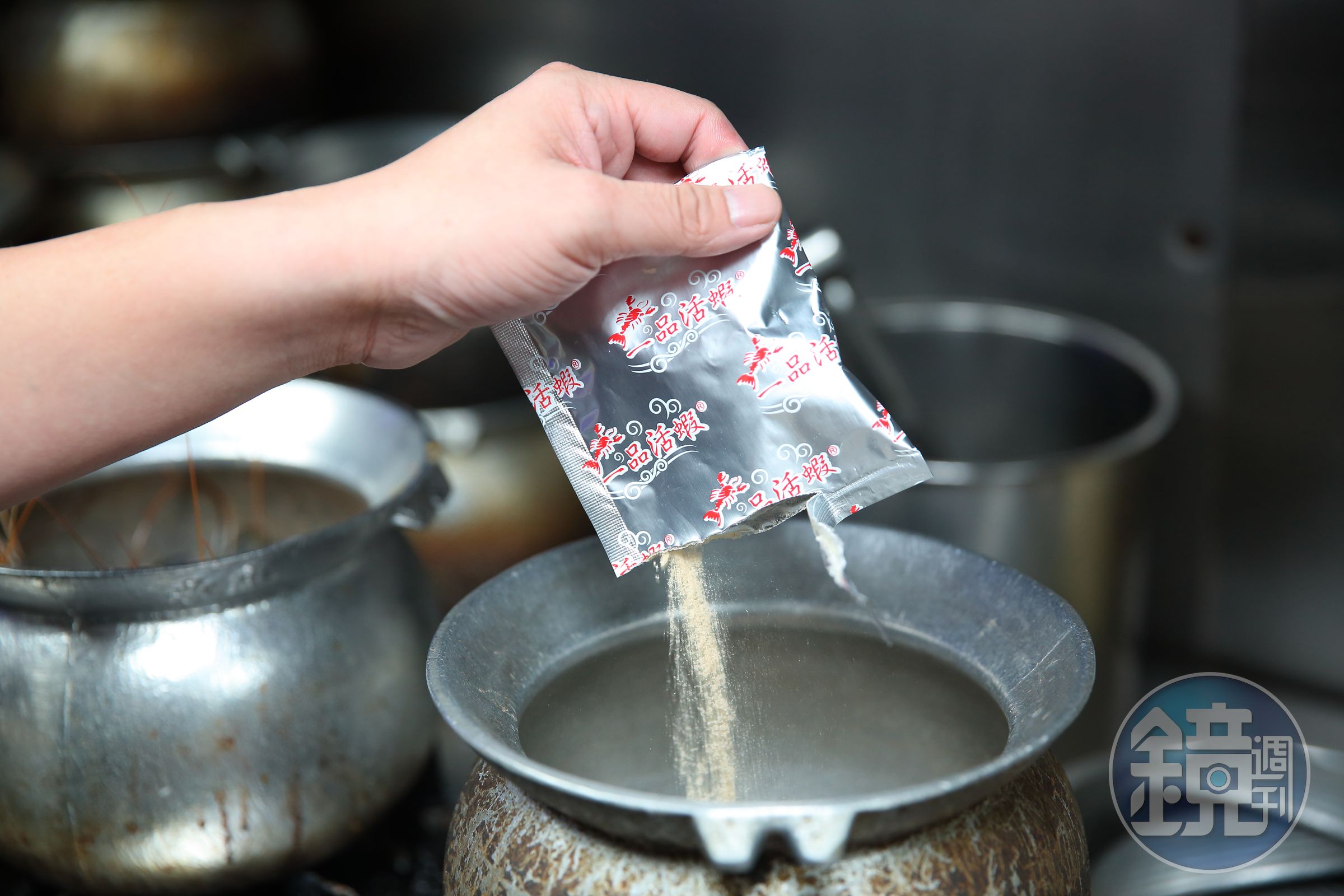 過往不少師傅被挖角或自行開店，蕭文明開始封包醬料，統一由中央廚房出貨，保護料理精髓。
