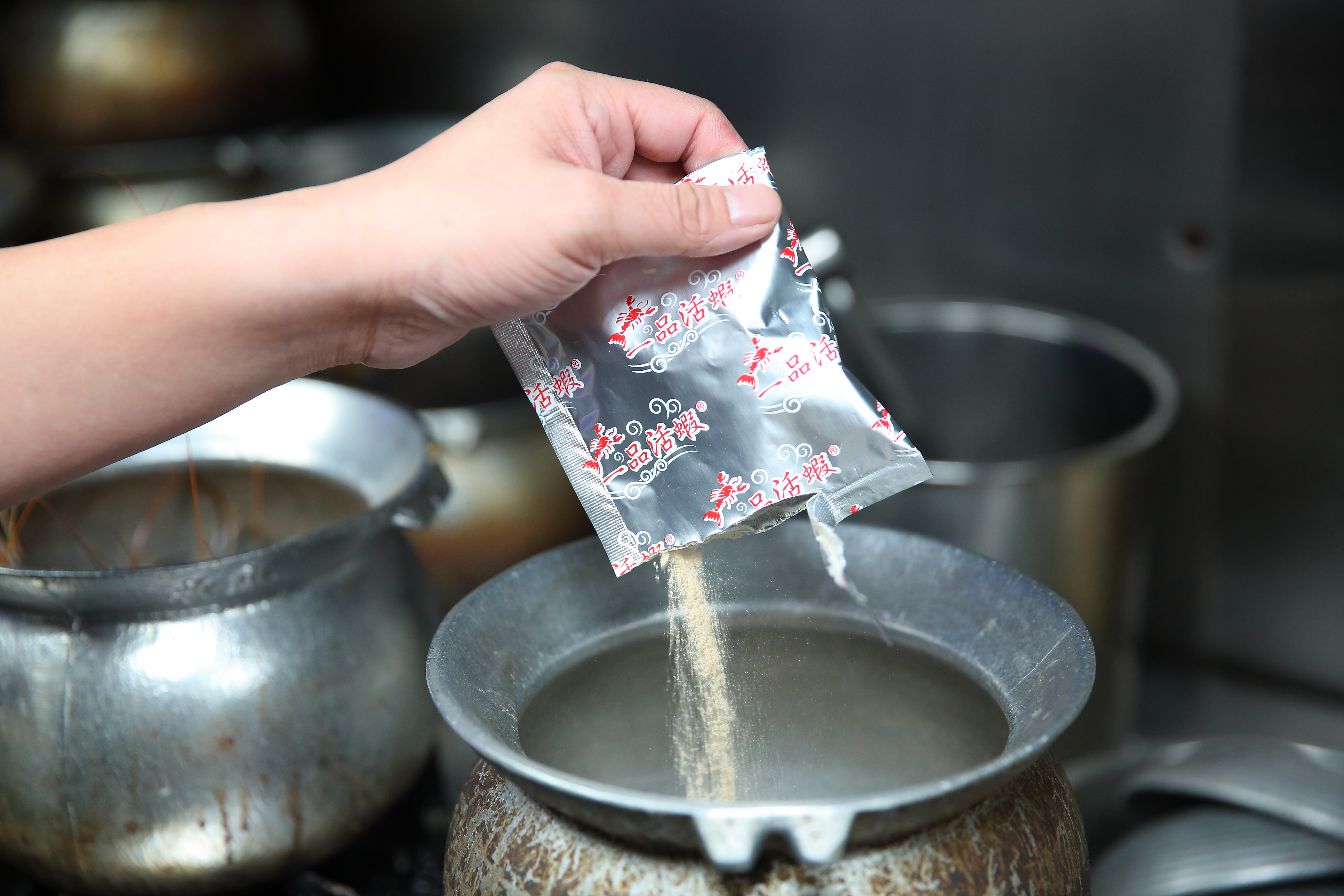 過往不少師傅被挖角或自行開店，蕭文明開始封包醬料，統一由中央廚房出貨，保護料理精髓。