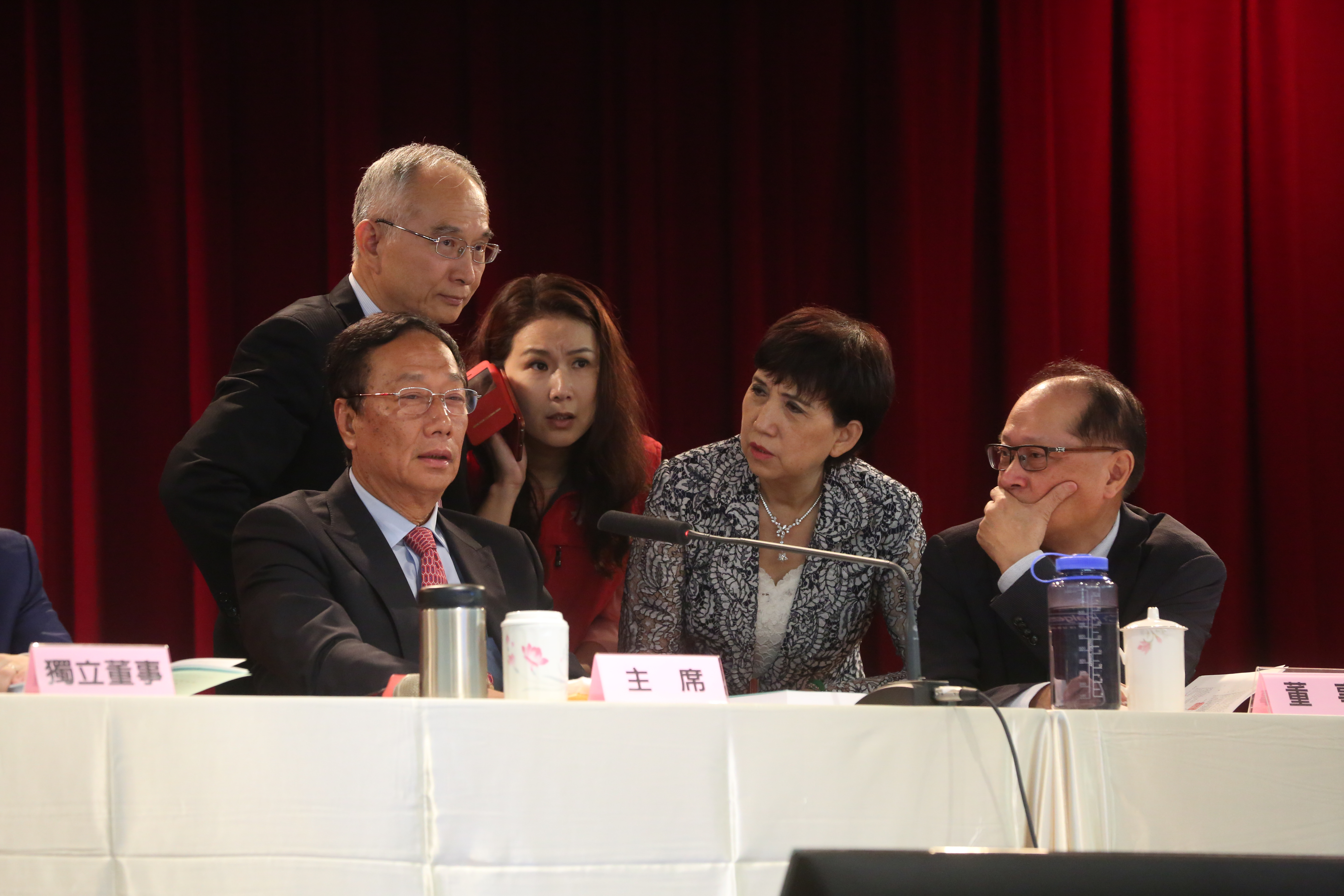 鴻海董事長郭台銘（左一）交代財務長黃秋蓮（右二）統領的金管部隊，隨時提醒各次集團準備好因應計畫。