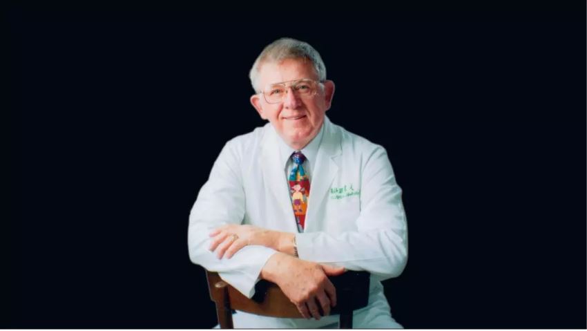 羅慧夫醫師在台醫療奉獻40年，為台灣建立了許多第一，不僅解決了唇顎裂孩童的顏面症狀，更為山區提供巡迴醫療車服務，補足山區醫療資源不足的遺憾。（圖取自羅慧夫顱顏基金會）