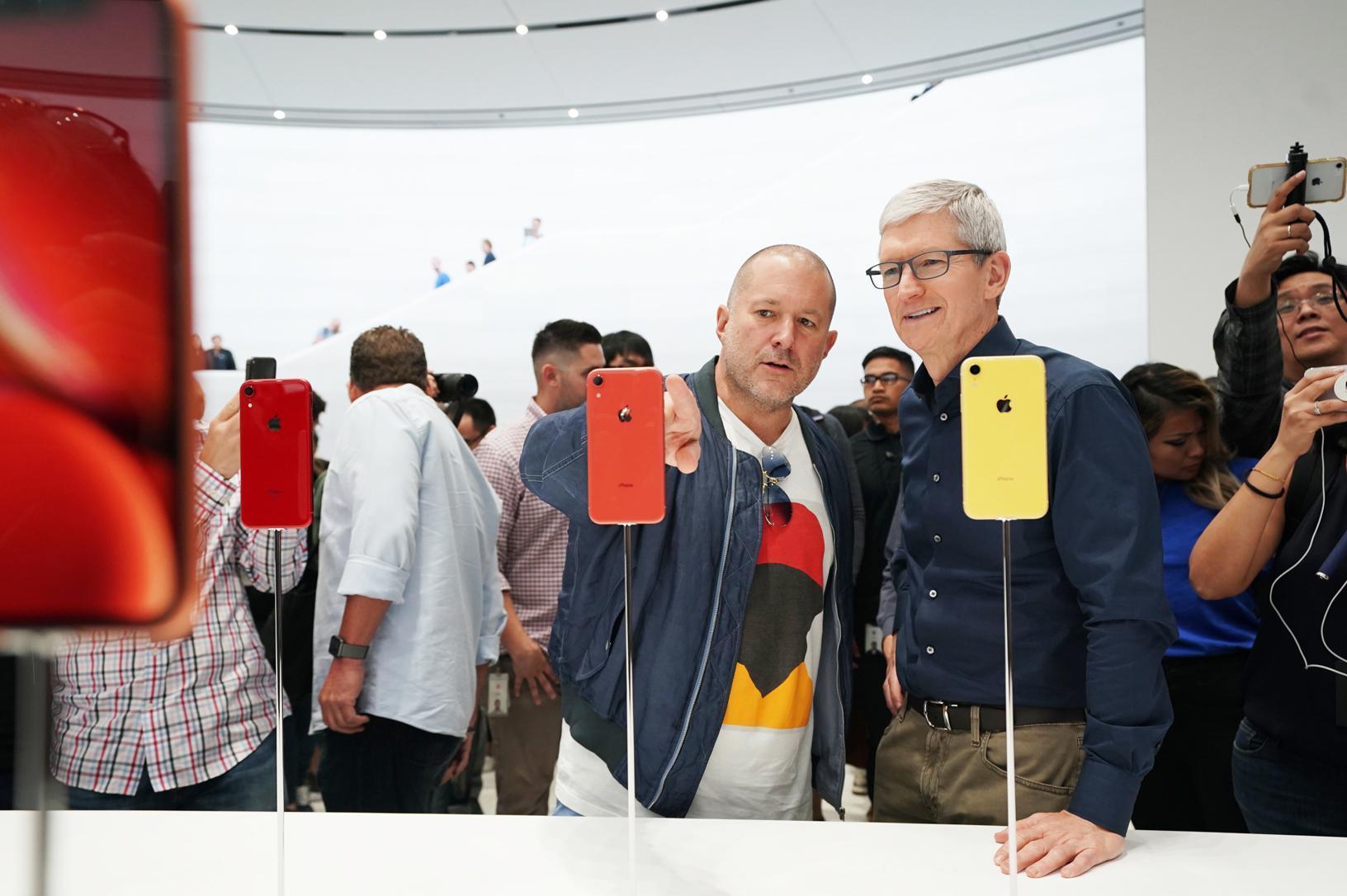 蘋果新iPhone銷售差,不僅重挫蘋果股價,執行長庫克更決定往後不再公布手機銷量。(翻攝自蘋果官網)