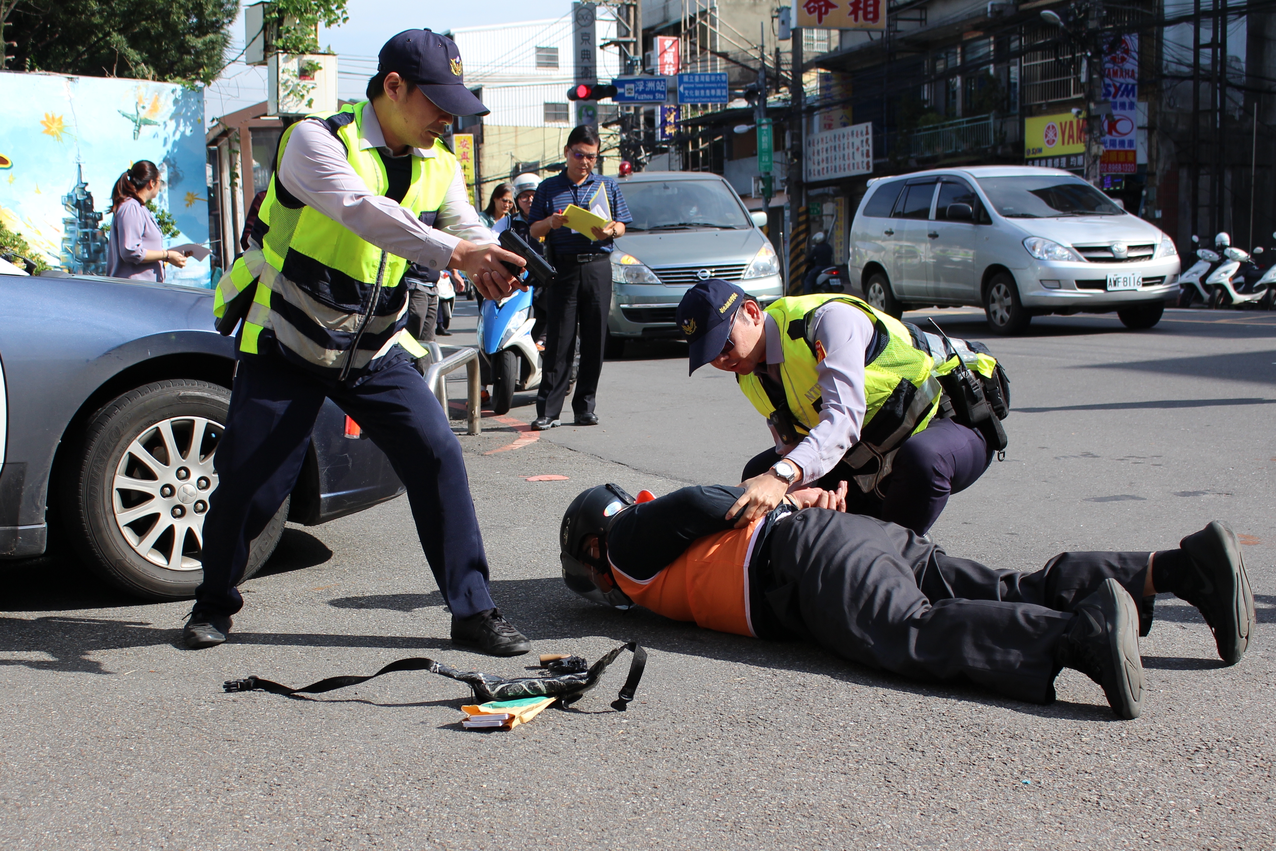 搶匪遭警方攔截圍捕當場制伏。（警方提供）